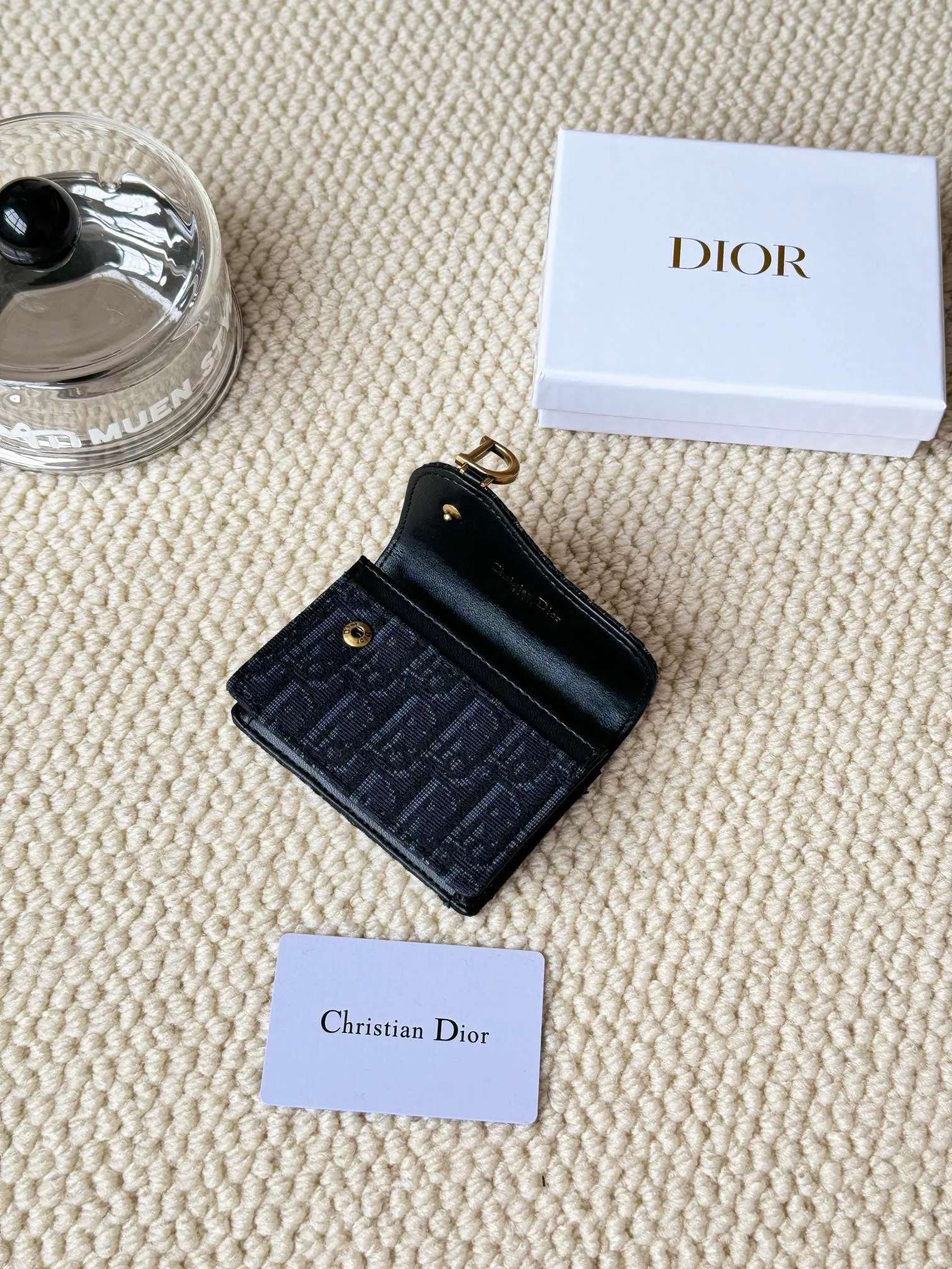 💰120 dior classic new saddle card holder is now available! It’s a small one and can hold a dozen cards and a few cash, which is enough for today’s people! The retro classic Oblique print, paired with exquisite hot stamping accessories "D" lettering, adds a modern style to the whole, with a retro feel and a full sense of fashion... Style number 5611, size: 10.5x7cm