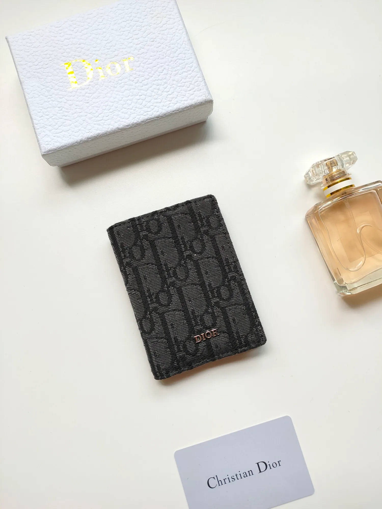 ￥100💰Dior bi-fold card holder is practical and exquisite🌹and beautiful in appearance. Style No.: 138 Crafted in Oblique printed fabric on the outside and black calfskin on the inside respectively⚡highlighting Dior’s savoir-faire. There are three card slots on each side and two compartments for cash and receipts. Size:8.2*11.2cm