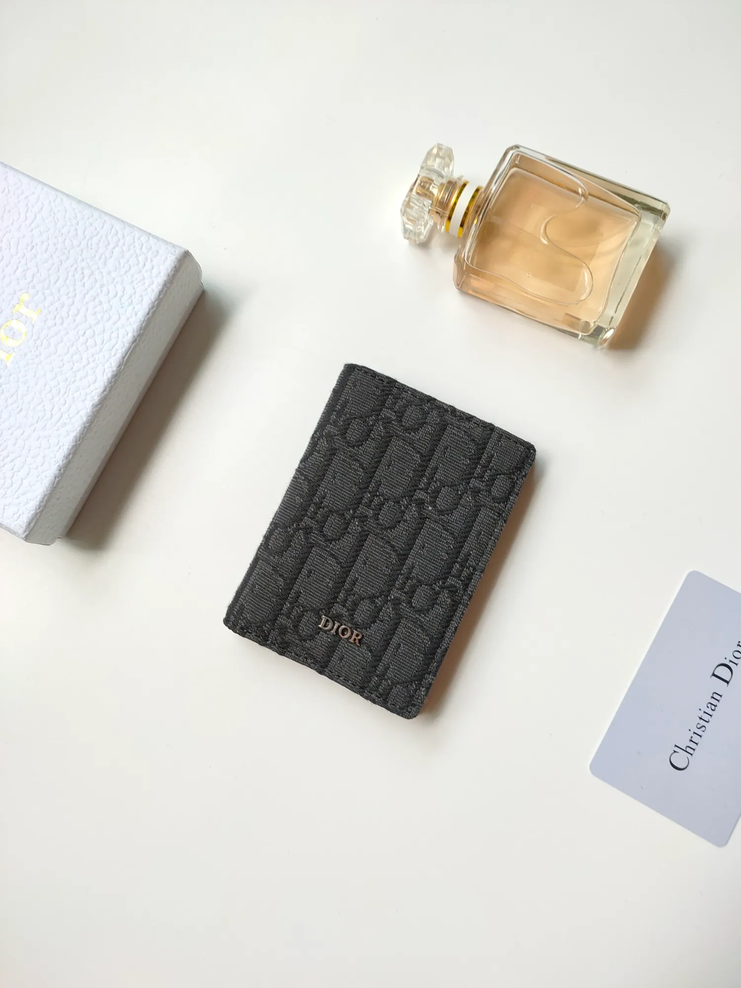￥100💰Dior bi-fold card holder is practical and exquisite🌹and beautiful in appearance. Style No.: 138 Crafted in Oblique printed fabric on the outside and black calfskin on the inside respectively⚡highlighting Dior’s savoir-faire. There are three card slots on each side and two compartments for cash and receipts. Size:8.2*11.2cm
