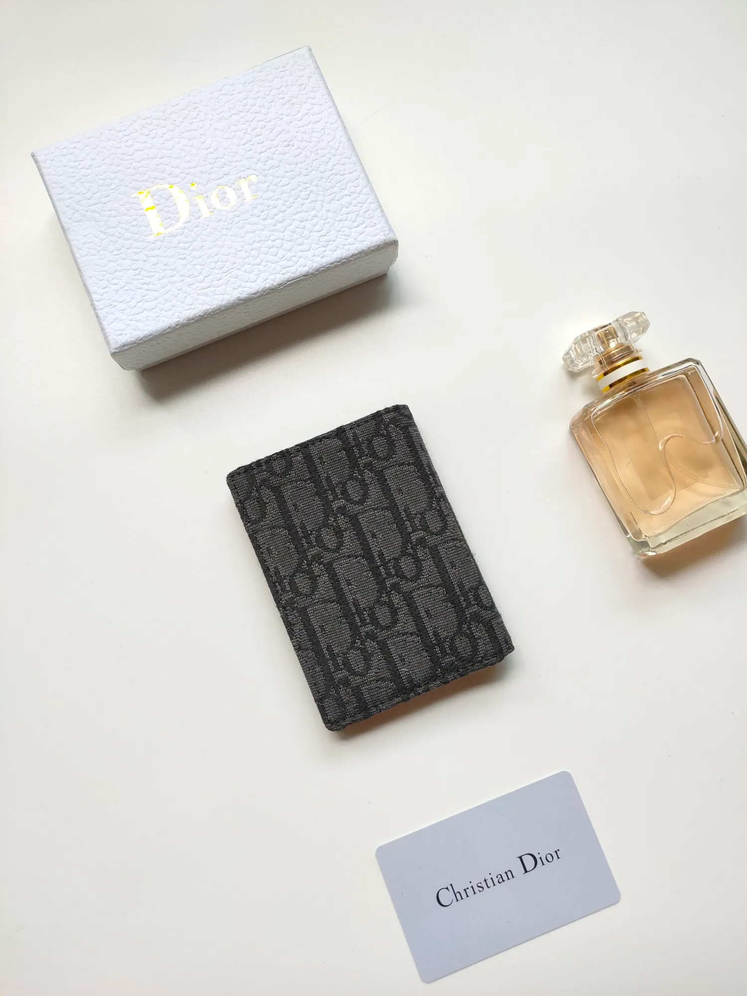 ￥100💰Dior bi-fold card holder is practical and exquisite🌹and beautiful in appearance. Style No.: 138 Crafted in Oblique printed fabric on the outside and black calfskin on the inside respectively⚡highlighting Dior’s savoir-faire. There are three card slots on each side and two compartments for cash and receipts. Size:8.2*11.2cm