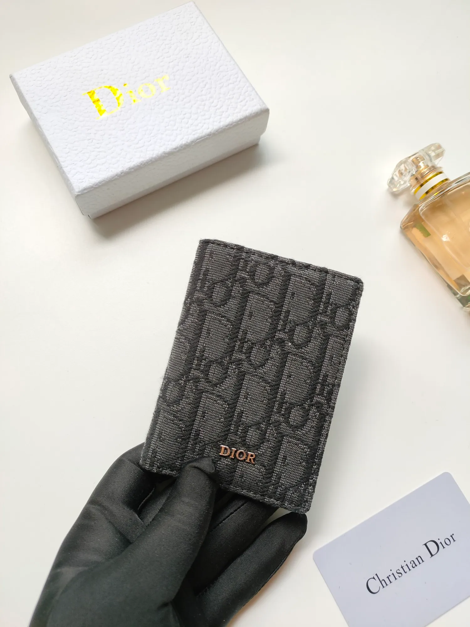 ￥100💰Dior bi-fold card holder is practical and exquisite🌹and beautiful in appearance. Style No.: 138 Crafted in Oblique printed fabric on the outside and black calfskin on the inside respectively⚡highlighting Dior’s savoir-faire. There are three card slots on each side and two compartments for cash and receipts. Size:8.2*11.2cm