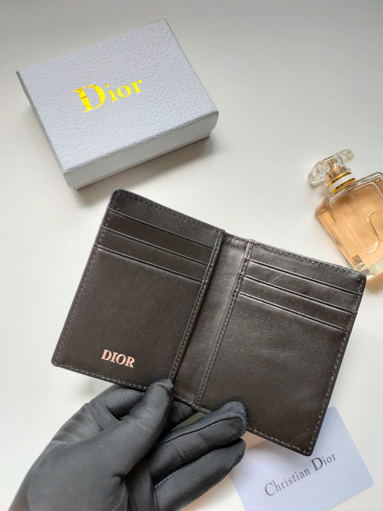 ￥100💰Dior bi-fold card holder is practical and exquisite🌹and beautiful in appearance. Style No.: 138 Crafted in Oblique printed fabric on the outside and black calfskin on the inside respectively⚡highlighting Dior’s savoir-faire. There are three card slots on each side and two compartments for cash and receipts. Size:8.2*11.2cm