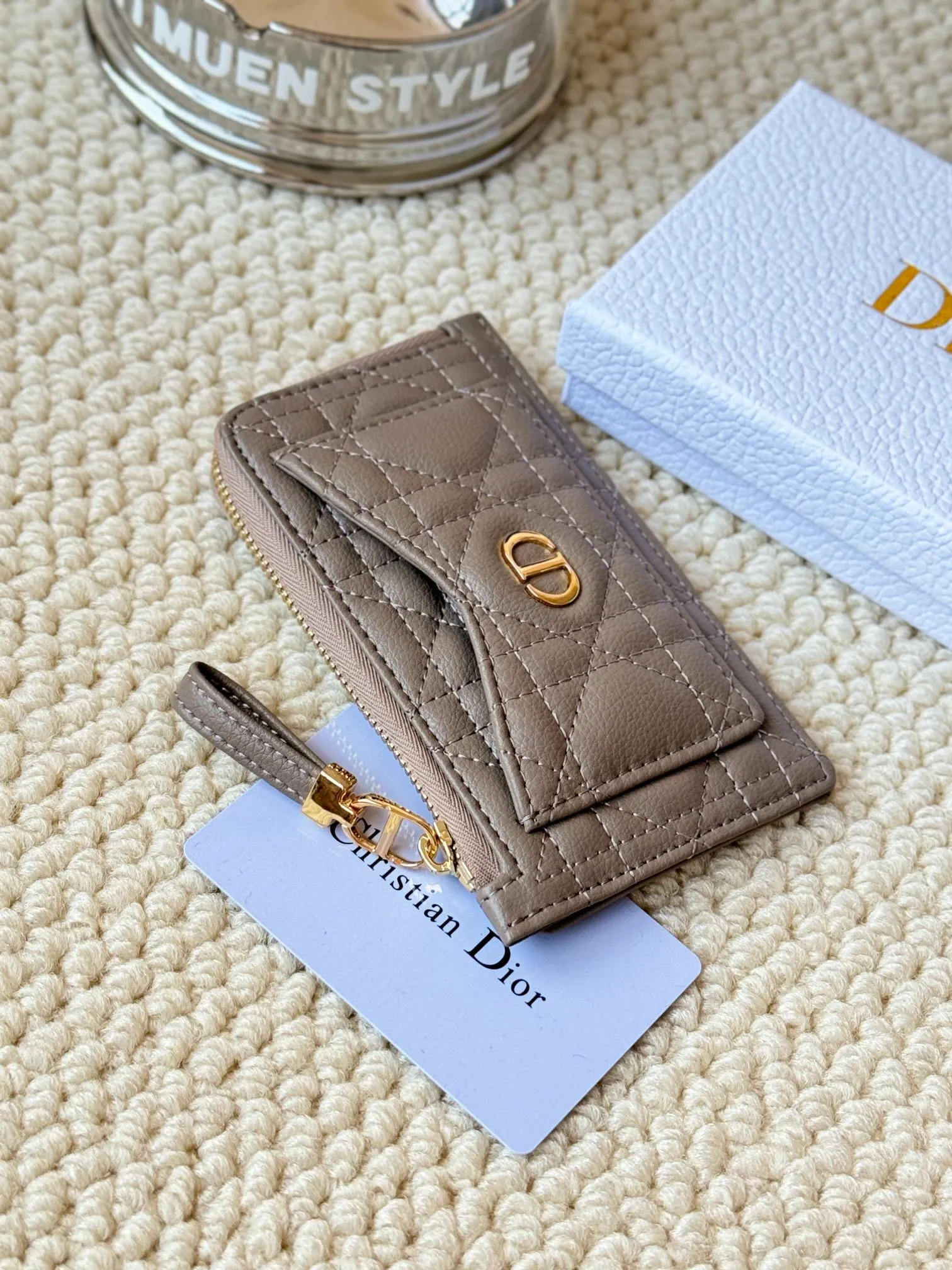 💰160Lady Dior Card Holder Sand color wallet I bought for the purpose of holding a discarded bag, L-shaped opening, seven-zig card holder pull No.: S5131 There are too many front pockets to hold cards. The banknotes need to be folded 40% off, 30% off can be placed but it has a zipper. The size is 13.5*8.5*1.5 cm. The Dior card holder meets my various needs. Compared with other styles, it is thin, compact and has a large capacity. There is no conspicuous big LOGO, it will not scratch when placed in the bag, and it is relatively low-key and classic. There is a special place for access control cards, so you don’t need to mix them with bank cards. When I used to swipe access control cards, I couldn’t swipe them because there were too many cards, so I had to take out the access control cards separately. There is a zipper, so you don't have to worry about putting important things out, and the zipper is half-open, so it's more convenient to put things in and take things out than having only one side.