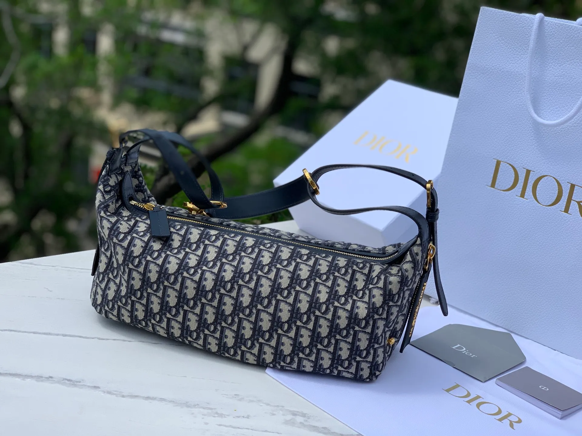 Top upgraded version 💰1960 Medium size: 33×16×15cm Dior’s newly launched D-Journey is a new style for the 2025 summer. It shows a texture that coexists elegance and practicality with a soft half-moon design. The blue Dior Oblique jacquard style is light and smart. The jacquard fabric gives the bag body smooth lines. It is not only lightweight and portable, but the zipper pocket in the details adds practical functions, combining functionality and beauty. The exquisite design of D-Journey is also reflected in how it is carried. The adjustable top handle and leather shoulder strap allow you to freely switch between the elegance of a handheld bag, the casualness of a shoulder bag, and the freedom of a crossbody bag. Whether it is a simple outfit for daily travel or a gorgeous look for special occasions, it is a fashion companion that complements each other.