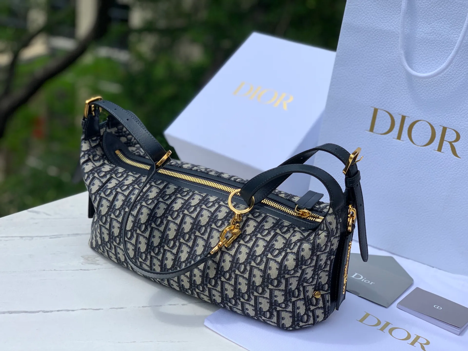 Top upgraded version 💰1960 Medium size: 33×16×15cm Dior’s newly launched D-Journey is a new style for the 2025 summer. It shows a texture that coexists elegance and practicality with a soft half-moon design. The blue Dior Oblique jacquard style is light and smart. The jacquard fabric gives the bag body smooth lines. It is not only lightweight and portable, but the zipper pocket in the details adds practical functions, combining functionality and beauty. The exquisite design of D-Journey is also reflected in how it is carried. The adjustable top handle and leather shoulder strap allow you to freely switch between the elegance of a handheld bag, the casualness of a shoulder bag, and the freedom of a crossbody bag. Whether it is a simple outfit for daily travel or a gorgeous look for special occasions, it is a fashion companion that complements each other.