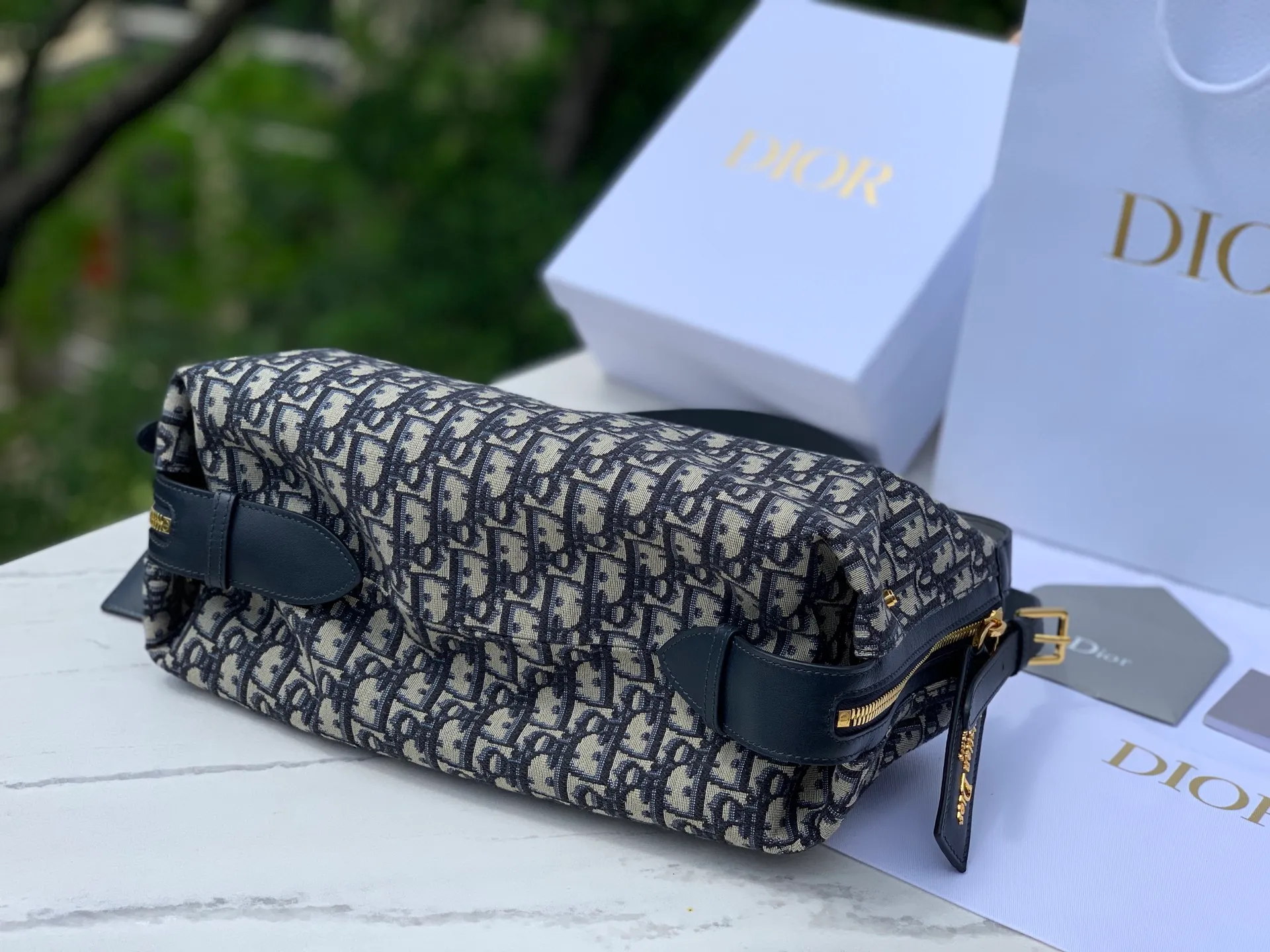 Top upgraded version 💰1960 Medium size: 33×16×15cm Dior’s newly launched D-Journey is a new style for the 2025 summer. It shows a texture that coexists elegance and practicality with a soft half-moon design. The blue Dior Oblique jacquard style is light and smart. The jacquard fabric gives the bag body smooth lines. It is not only lightweight and portable, but the zipper pocket in the details adds practical functions, combining functionality and beauty. The exquisite design of D-Journey is also reflected in how it is carried. The adjustable top handle and leather shoulder strap allow you to freely switch between the elegance of a handheld bag, the casualness of a shoulder bag, and the freedom of a crossbody bag. Whether it is a simple outfit for daily travel or a gorgeous look for special occasions, it is a fashion companion that complements each other.