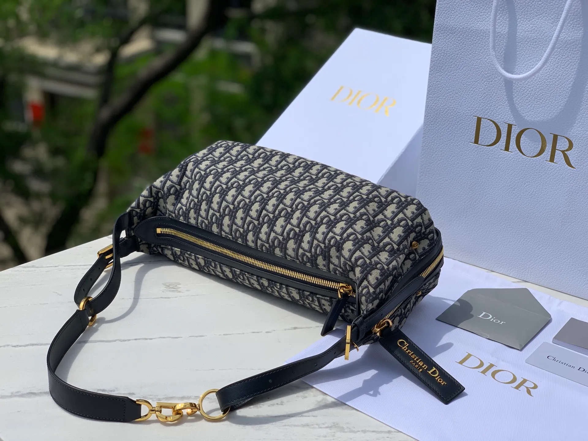 Top upgraded version 💰1960 Medium size: 33×16×15cm Dior’s newly launched D-Journey is a new style for the 2025 summer. It shows a texture that coexists elegance and practicality with a soft half-moon design. The blue Dior Oblique jacquard style is light and smart. The jacquard fabric gives the bag body smooth lines. It is not only lightweight and portable, but the zipper pocket in the details adds practical functions, combining functionality and beauty. The exquisite design of D-Journey is also reflected in how it is carried. The adjustable top handle and leather shoulder strap allow you to freely switch between the elegance of a handheld bag, the casualness of a shoulder bag, and the freedom of a crossbody bag. Whether it is a simple outfit for daily travel or a gorgeous look for special occasions, it is a fashion companion that complements each other.