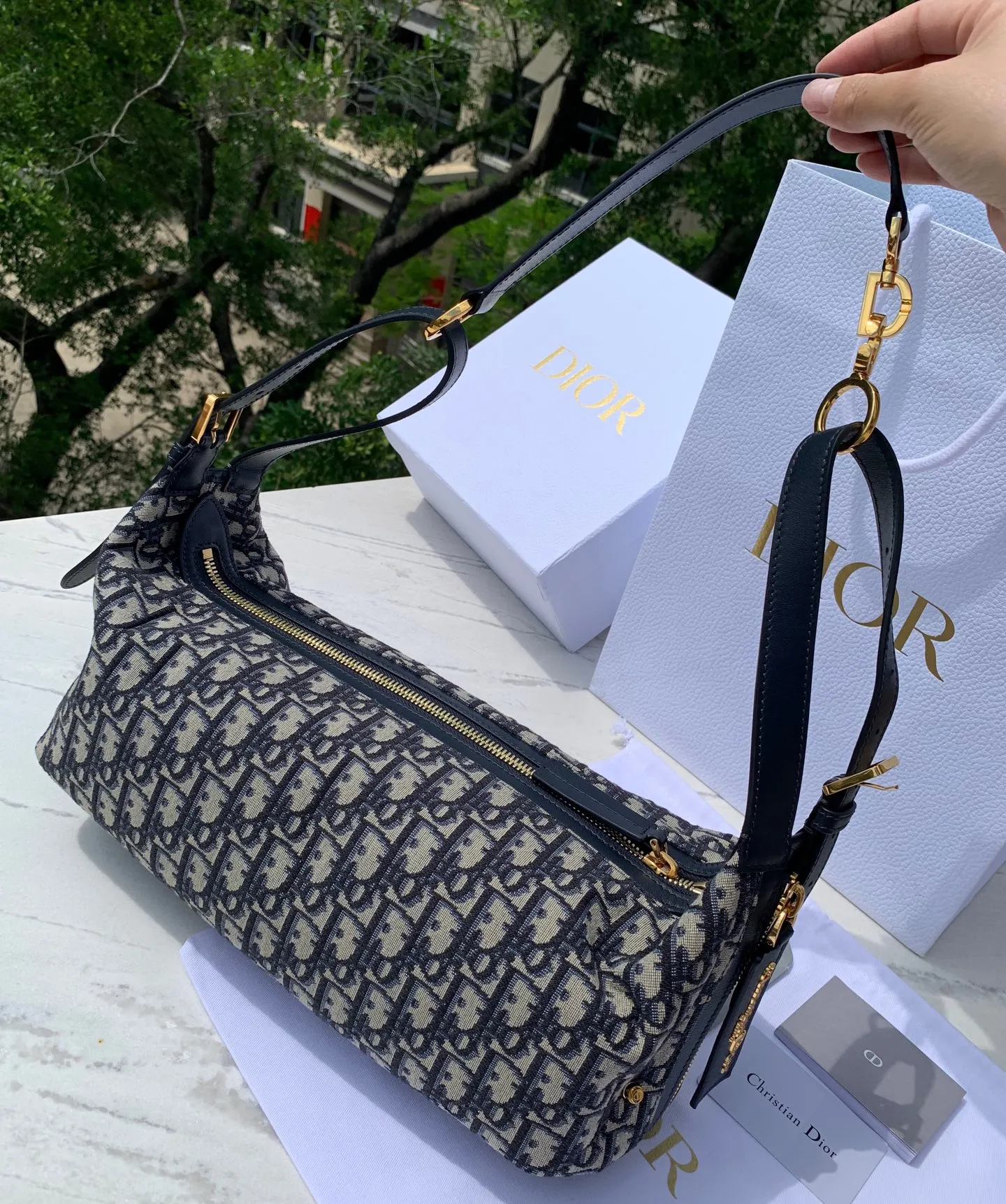 Top upgraded version 💰1960 Medium size: 33×16×15cm Dior’s newly launched D-Journey is a new style for the 2025 summer. It shows a texture that coexists elegance and practicality with a soft half-moon design. The blue Dior Oblique jacquard style is light and smart. The jacquard fabric gives the bag body smooth lines. It is not only lightweight and portable, but the zipper pocket in the details adds practical functions, combining functionality and beauty. The exquisite design of D-Journey is also reflected in how it is carried. The adjustable top handle and leather shoulder strap allow you to freely switch between the elegance of a handheld bag, the casualness of a shoulder bag, and the freedom of a crossbody bag. Whether it is a simple outfit for daily travel or a gorgeous look for special occasions, it is a fashion companion that complements each other.