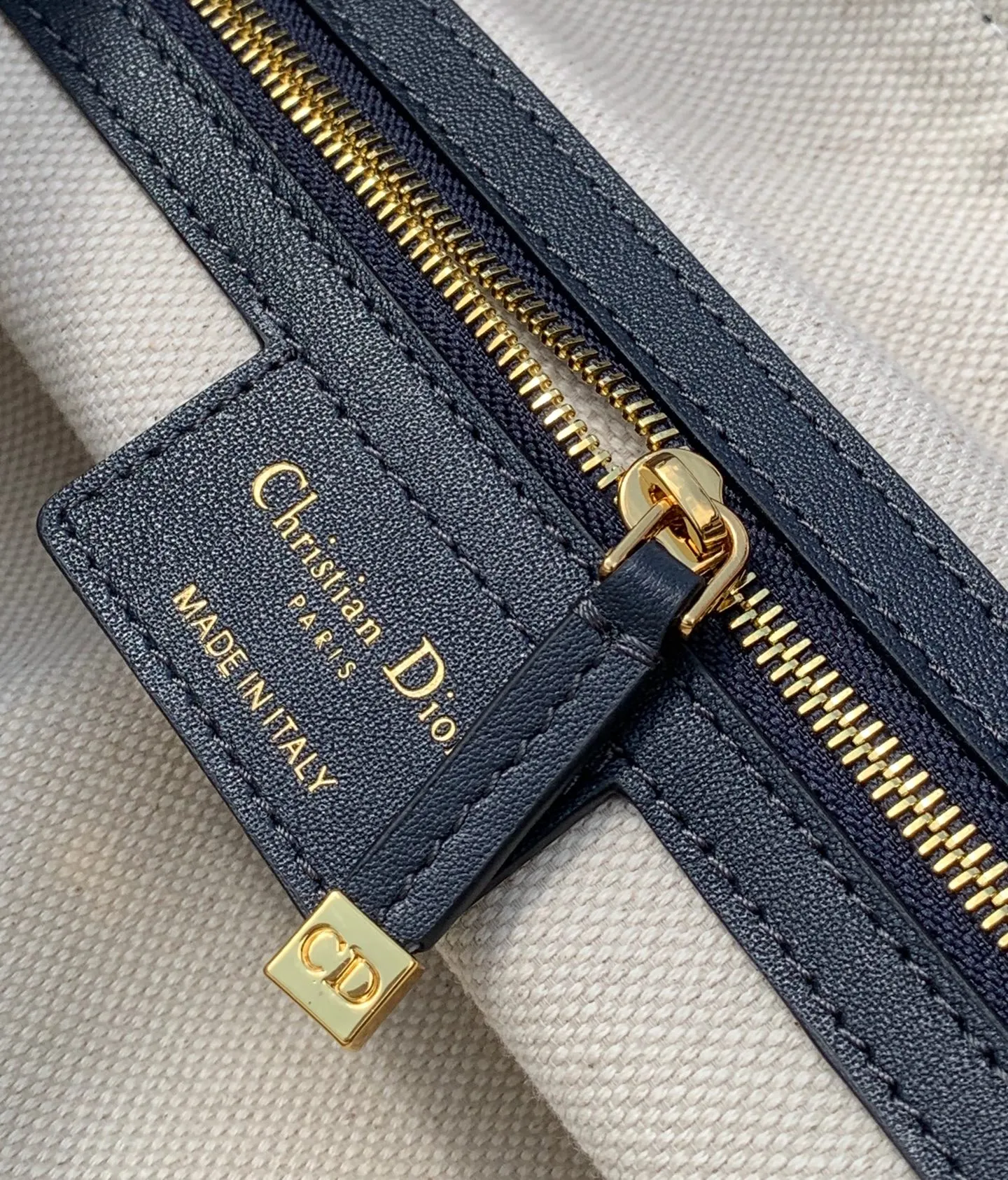 Top upgraded version 💰1960 Medium size: 33×16×15cm Dior’s newly launched D-Journey is a new style for the 2025 summer. It shows a texture that coexists elegance and practicality with a soft half-moon design. The blue Dior Oblique jacquard style is light and smart. The jacquard fabric gives the bag body smooth lines. It is not only lightweight and portable, but the zipper pocket in the details adds practical functions, combining functionality and beauty. The exquisite design of D-Journey is also reflected in how it is carried. The adjustable top handle and leather shoulder strap allow you to freely switch between the elegance of a handheld bag, the casualness of a shoulder bag, and the freedom of a crossbody bag. Whether it is a simple outfit for daily travel or a gorgeous look for special occasions, it is a fashion companion that complements each other.