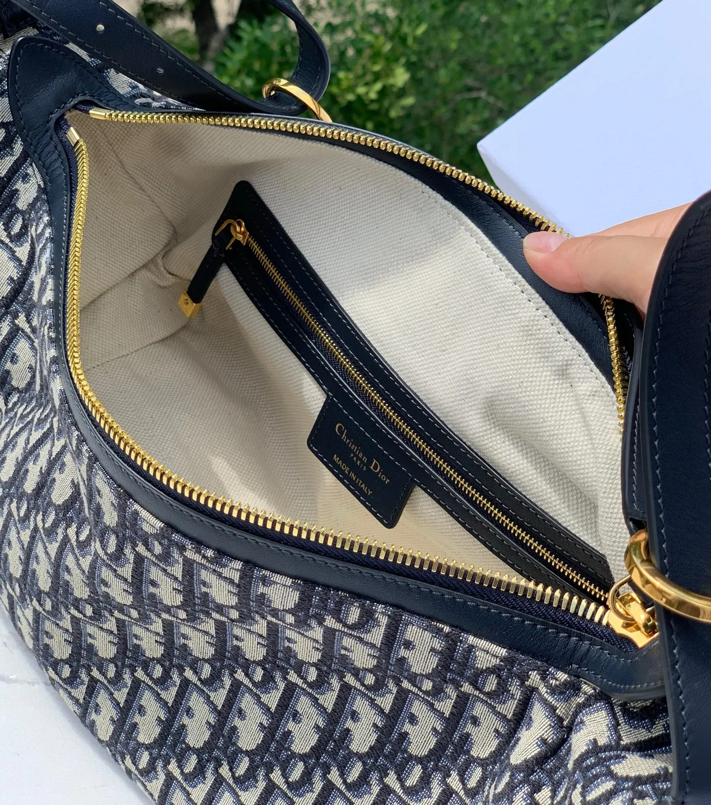 Top upgraded version 💰1960 Medium size: 33×16×15cm Dior’s newly launched D-Journey is a new style for the 2025 summer. It shows a texture that coexists elegance and practicality with a soft half-moon design. The blue Dior Oblique jacquard style is light and smart. The jacquard fabric gives the bag body smooth lines. It is not only lightweight and portable, but the zipper pocket in the details adds practical functions, combining functionality and beauty. The exquisite design of D-Journey is also reflected in how it is carried. The adjustable top handle and leather shoulder strap allow you to freely switch between the elegance of a handheld bag, the casualness of a shoulder bag, and the freedom of a crossbody bag. Whether it is a simple outfit for daily travel or a gorgeous look for special occasions, it is a fashion companion that complements each other.