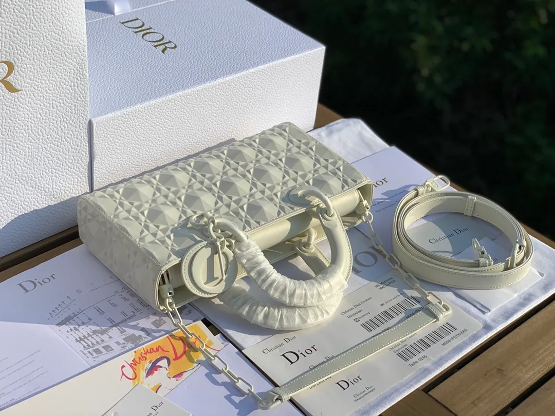 ❗️❗️❗️Free shipping with SF for year-end events❗️❗️❗️💰1900 Size 26-13.5-5cm White horizontal version of Princess Diana with diamond pattern, counter 38,000➕, overseas channels, the original cannage pattern uses high-frequency heat embossing technology to create a three-dimensional and technological sense of the diamond version. It shines like a diamond and shines brightly. The milky white brings a pure and gentle feeling... It melts the hearts of many girls. It is very versatile all year round. It also comes with a chain. It highlights the elegance when carried by the hand, and very smart and cute when carried cross-body!