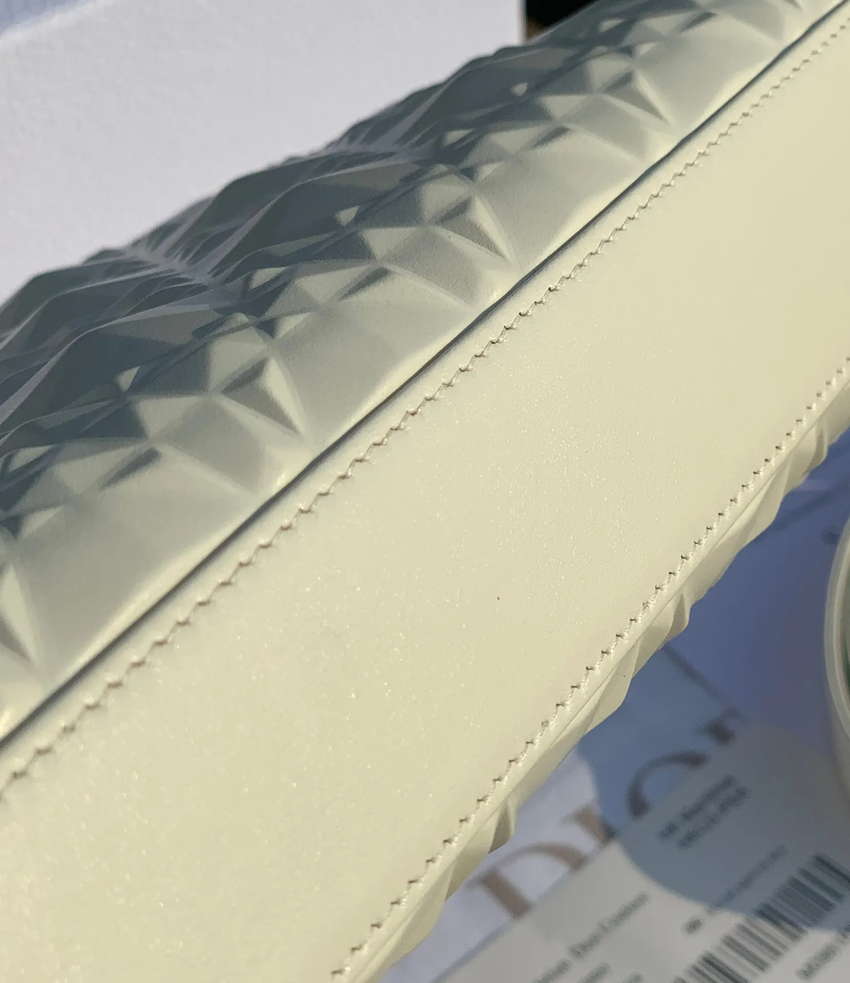 ❗️❗️❗️Free shipping with SF for year-end events❗️❗️❗️💰1900 Size 26-13.5-5cm White horizontal version of Princess Diana with diamond pattern, counter 38,000➕, overseas channels, the original cannage pattern uses high-frequency heat embossing technology to create a three-dimensional and technological sense of the diamond version. It shines like a diamond and shines brightly. The milky white brings a pure and gentle feeling... It melts the hearts of many girls. It is very versatile all year round. It also comes with a chain. It highlights the elegance when carried by the hand, and very smart and cute when carried cross-body!