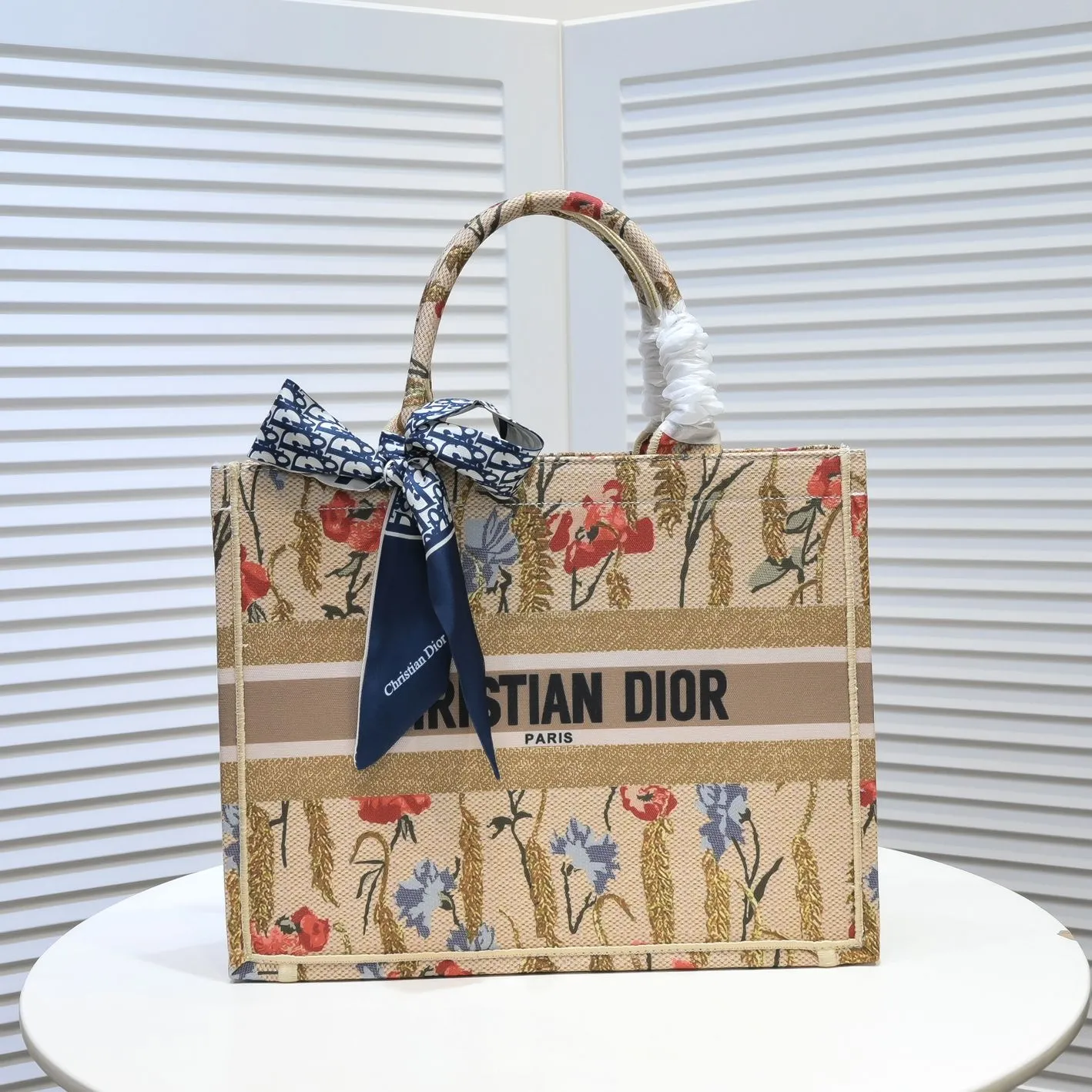 💰340￥Small size with silk scarf and overlock🔜Dior new shopping bag at Dior counter! Counters are updated simultaneously! Limited edition of the same style as the stars! Super stylish! Imported fabric👍high-end quality! Model: 8034 Size: 36*27*16cm