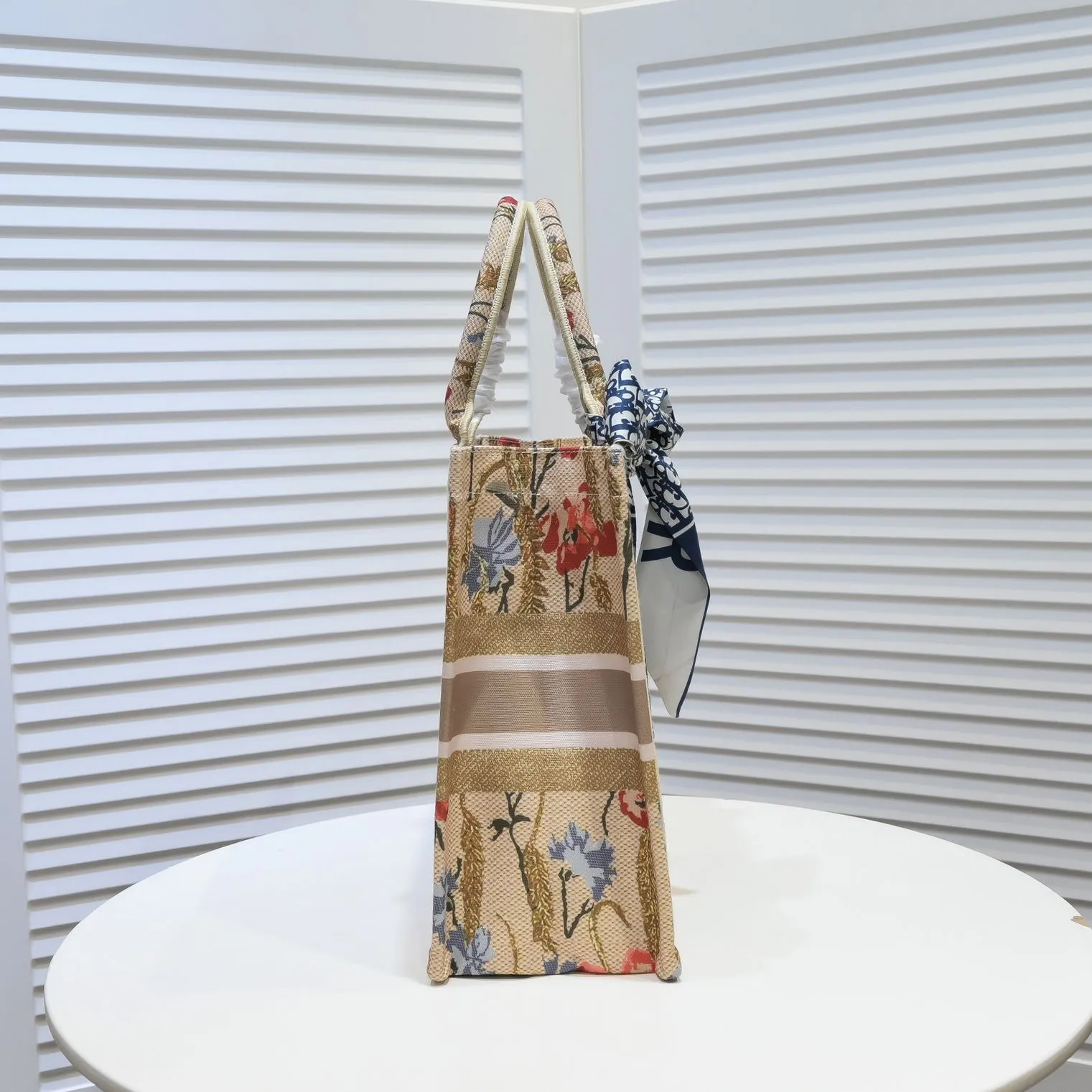 💰340￥Small size with silk scarf and overlock🔜Dior new shopping bag at Dior counter! Counters are updated simultaneously! Limited edition of the same style as the stars! Super stylish! Imported fabric👍high-end quality! Model: 8034 Size: 36*27*16cm