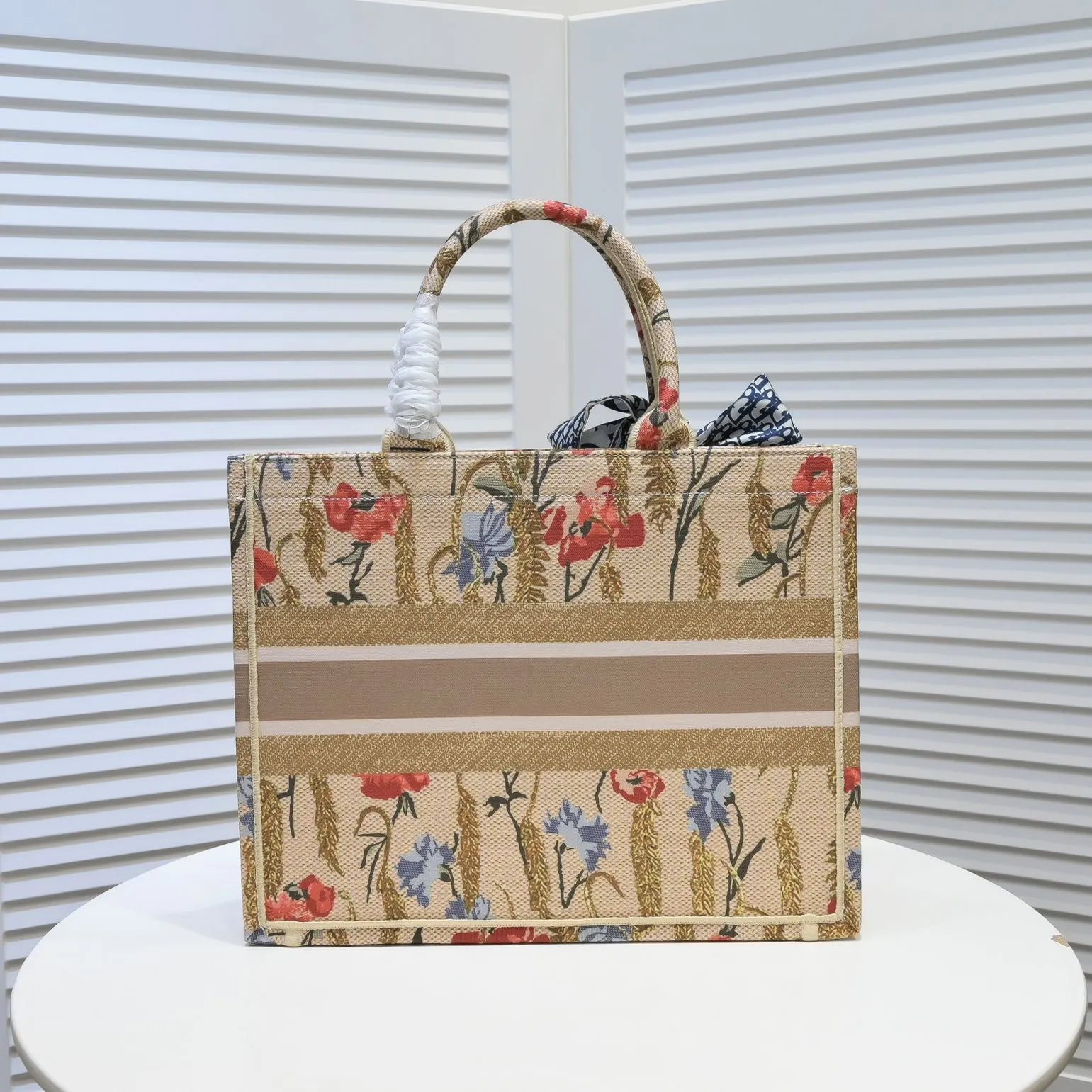 💰340￥Small size with silk scarf and overlock🔜Dior new shopping bag at Dior counter! Counters are updated simultaneously! Limited edition of the same style as the stars! Super stylish! Imported fabric👍high-end quality! Model: 8034 Size: 36*27*16cm