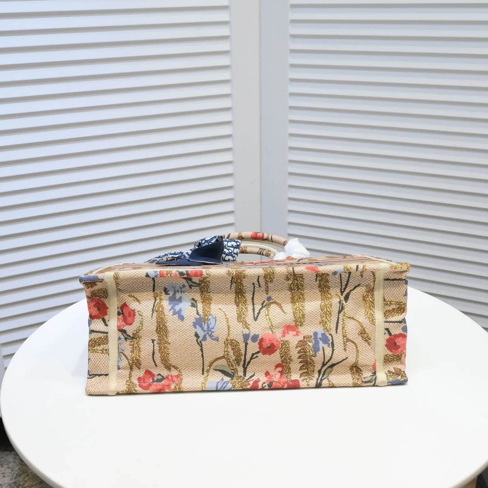 💰340￥Small size with silk scarf and overlock🔜Dior new shopping bag at Dior counter! Counters are updated simultaneously! Limited edition of the same style as the stars! Super stylish! Imported fabric👍high-end quality! Model: 8034 Size: 36*27*16cm