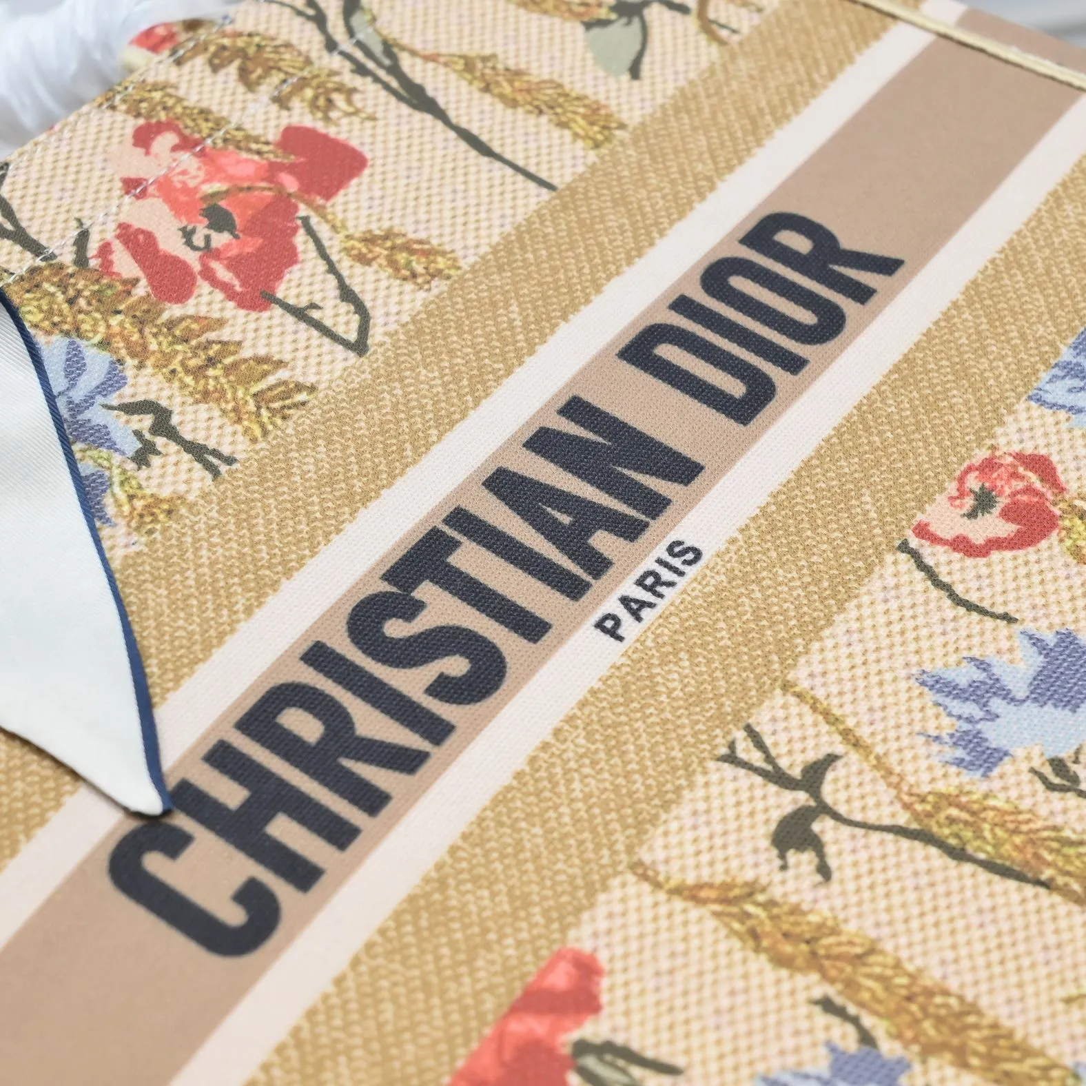 💰340￥Small size with silk scarf and overlock🔜Dior new shopping bag at Dior counter! Counters are updated simultaneously! Limited edition of the same style as the stars! Super stylish! Imported fabric👍high-end quality! Model: 8034 Size: 36*27*16cm