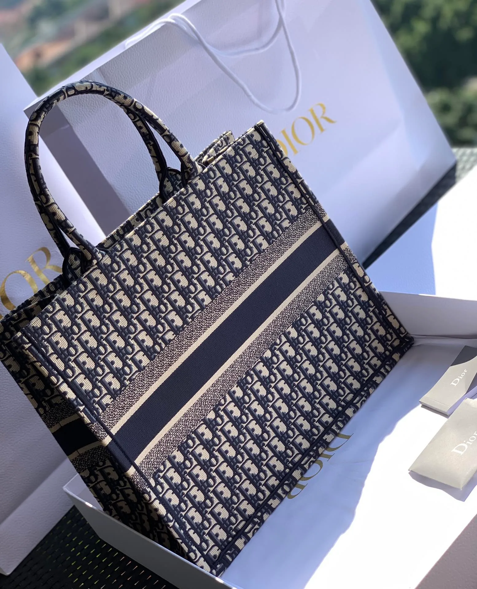 ❗️❗️❗️Free shipping with SF Express for year-end events❗️❗️❗️💰1560 Size 41.5 x 35 x 18 cm Generally, the most popular items have the same style flying all over the market! It’s very interesting. I have seen this model available on the market in various OEMs, company purchasing orders, and market-exclusive versions! Our products do not come from any of the above places of origin, so we do not participate in their intrigues about similar quality. We are overseas imported products from the original factory and original channels. The only reference is the same style sold at the counter. There is no second version worth comparing! What I say today is not just to brag to you. I will give you detailed copy in a moment. You will understand after reading it!