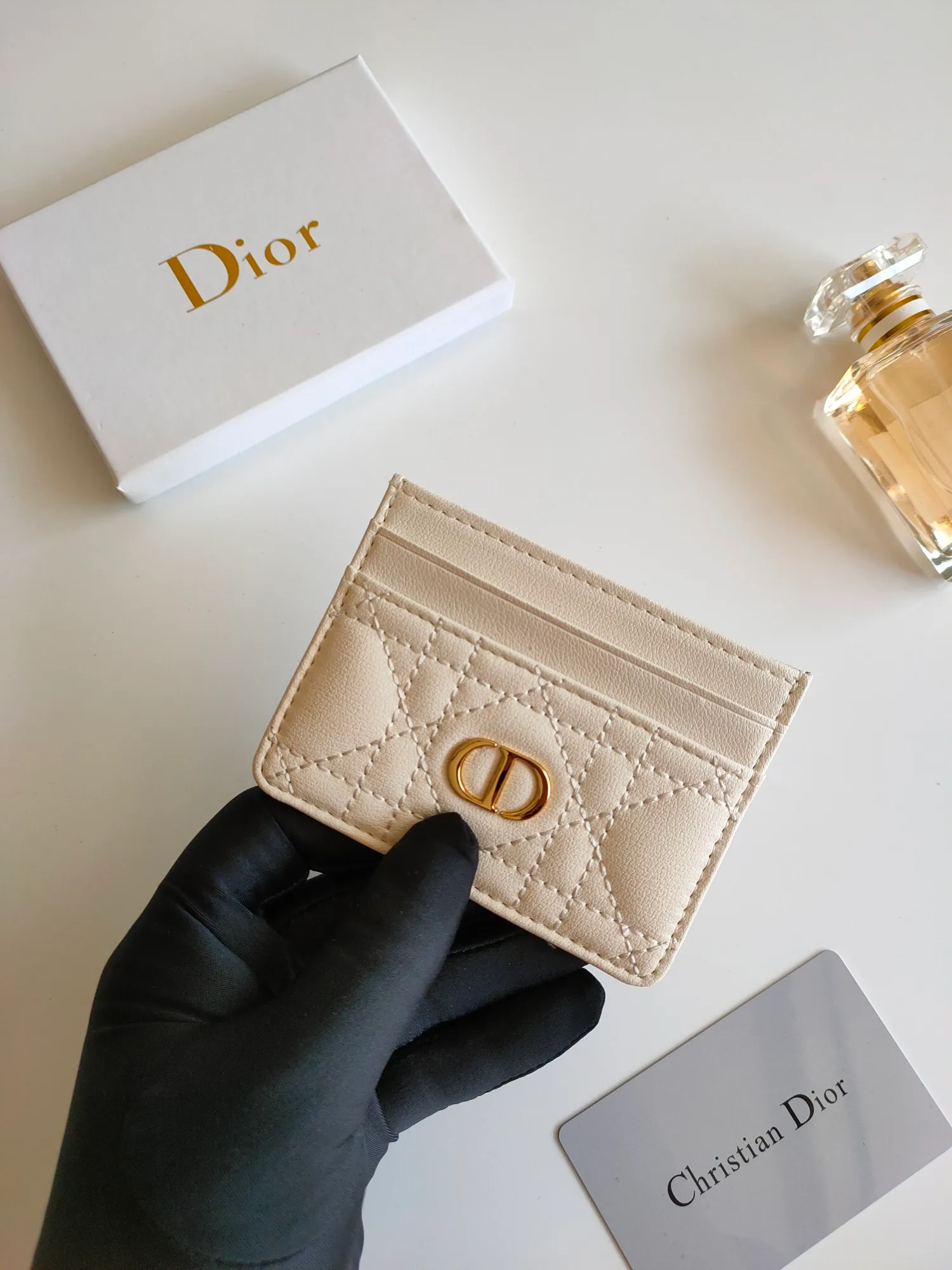 ￥90😍The Dior Caro five-compartment card holder is a new product this season, elegant and practical. Style number: S5130. Carefully crafted from soft cowhide, decorated with cannage pattern topstitching and embellished with the "CD" logo on the front. Elegant and sophisticated, it has five card slots and is suitable for various occasions. Size:10.5*7.5cm