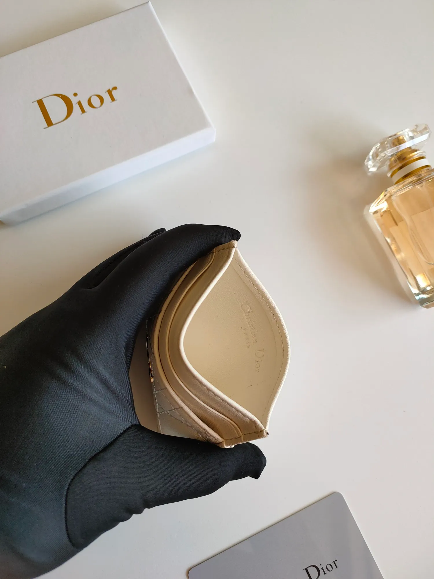 ￥90😍The Dior Caro five-compartment card holder is a new product this season, elegant and practical. Style number: S5130. Carefully crafted from soft cowhide, decorated with cannage pattern topstitching and embellished with the "CD" logo on the front. Elegant and sophisticated, it has five card slots and is suitable for various occasions. Size:10.5*7.5cm