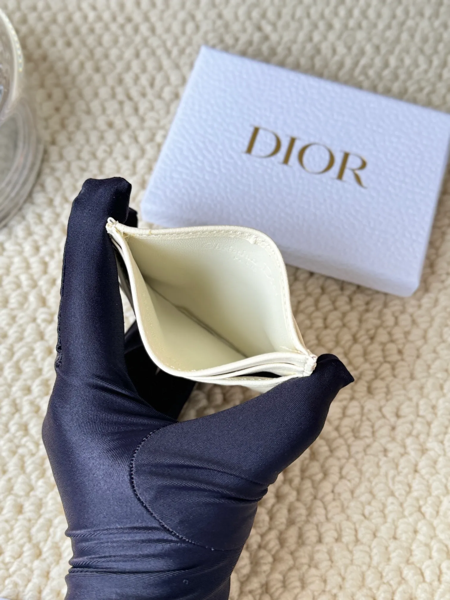 💰100 No.: S5130 Carefully crafted from soft cowhide, decorated with cannage pattern topstitching and embellished with the "CD" logo on the front. Elegant and sophisticated, it has five card slots and is suitable for various occasions. Size: 10.5*7.5cm Dior Caro five-compartment card holder is a new product this season, elegant and practical.