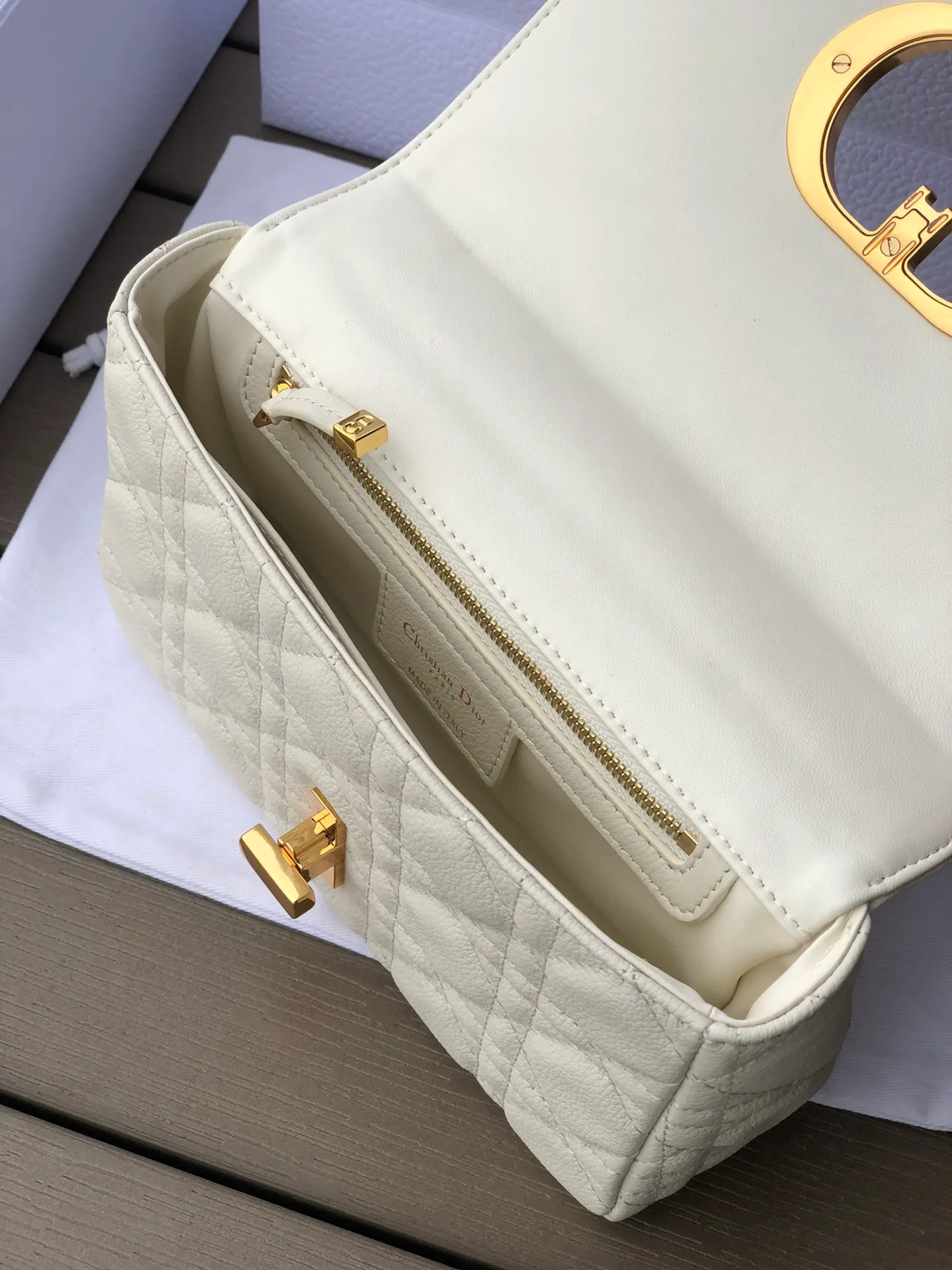 ❗️❗️❗️Free shipping with SF Express for year-end events❗️❗️❗️💰1800 Size: 20×12×7cm Specially available from Dior overseas channel resources❗️This Dior caro handbag combines elegance and modern style. Crafted from supple cow leather with cannage pattern topstitching. The flip cover is decorated with a metal knob-style "CD" clasp with an antique gold finish, and is paired with a detachable "CD" logo chain shoulder strap, which can be carried by hand, shoulder or cross-body. It can be replaced with an embroidered wide shoulder strap to embellish daily looks or add a bright finishing touch to evening wear.