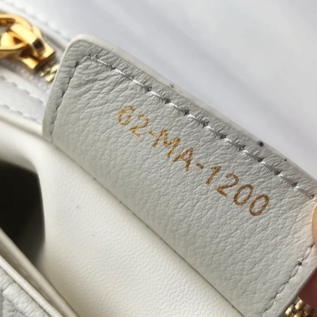 ❗️❗️❗️Free shipping with SF Express for year-end events❗️❗️❗️💰1800 Size: 20×12×7cm Specially available from Dior overseas channel resources❗️This Dior caro handbag combines elegance and modern style. Crafted from supple cow leather with cannage pattern topstitching. The flip cover is decorated with a metal knob-style "CD" clasp with an antique gold finish, and is paired with a detachable "CD" logo chain shoulder strap, which can be carried by hand, shoulder or cross-body. It can be replaced with an embroidered wide shoulder strap to embellish daily looks or add a bright finishing touch to evening wear.