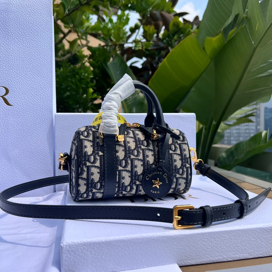 Top upgraded version 💰1400 Size: 16×11×8cm Dior overseas channel resources specially provide Boston 16cm mini handbag❗️ This Dior Groove 16 mini handbag is a new product of the 2024 winter ready-to-wear series. It is designed by Maria Grazia Chiuri and is carefully made of blue Oblique printed fabric, elegant and fashionable. The compartments are spacious and can store a variety of daily necessities. Featuring a leather top handle and adjustable and removable shoulder strap, it can be worn by hand, over the shoulder or cross-body, making it the ideal bag for everyday looks.