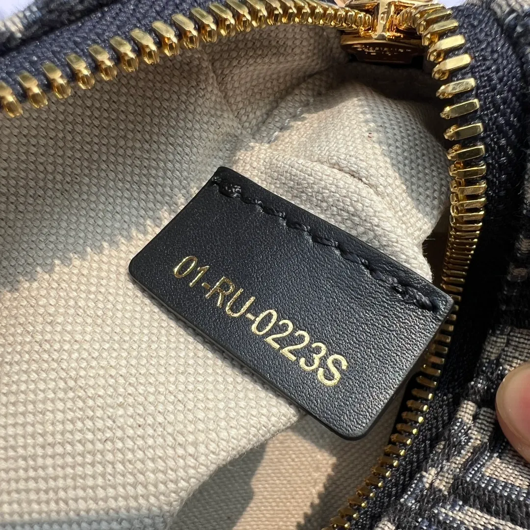 Top upgraded version 💰1400 Size: 16×11×8cm Dior overseas channel resources specially provide Boston 16cm mini handbag❗️ This Dior Groove 16 mini handbag is a new product of the 2024 winter ready-to-wear series. It is designed by Maria Grazia Chiuri and is carefully made of blue Oblique printed fabric, elegant and fashionable. The compartments are spacious and can store a variety of daily necessities. Featuring a leather top handle and adjustable and removable shoulder strap, it can be worn by hand, over the shoulder or cross-body, making it the ideal bag for everyday looks.