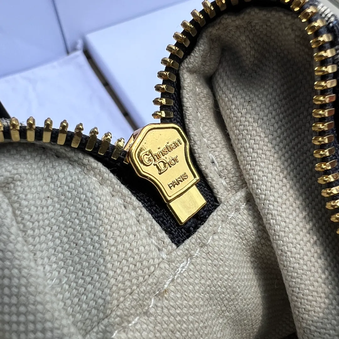 Top upgraded version 💰1400 Size: 16×11×8cm Dior overseas channel resources specially provide Boston 16cm mini handbag❗️ This Dior Groove 16 mini handbag is a new product of the 2024 winter ready-to-wear series. It is designed by Maria Grazia Chiuri and is carefully made of blue Oblique printed fabric, elegant and fashionable. The compartments are spacious and can store a variety of daily necessities. Featuring a leather top handle and adjustable and removable shoulder strap, it can be worn by hand, over the shoulder or cross-body, making it the ideal bag for everyday looks.