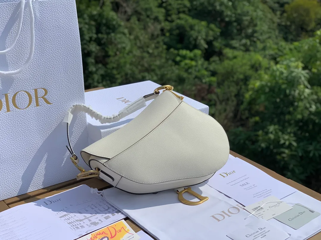 ❗️❗️❗️Free shipping with SF Express for year-end events❗️❗️❗️💰1700 Size 25.5-20-6.5cm Overseas channel, Dior The all-leather saddle bag is a timeless classic. The unique shape is eye-catching. The white is not very bright white, but has a milkshake white feel. It has a gentle temperament. It is 100% made of imported pebbled grain calfskin. It is easier to maintain the silhouette than the smooth leather surface previously released. The leather is soft and delicate, with clear grain lines, good gloss, and durability and wear resistance. I feel that this bag will explode every time it is shipped. 🔥