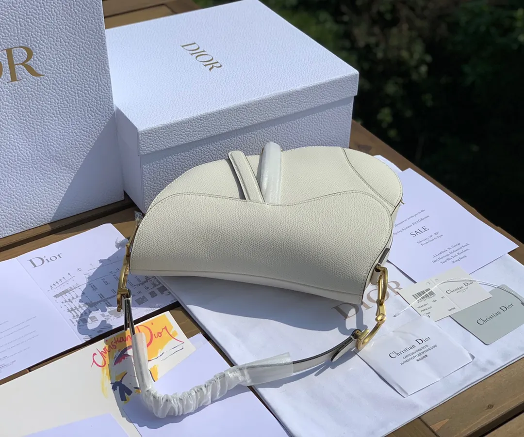 ❗️❗️❗️Free shipping with SF Express for year-end events❗️❗️❗️💰1700 Size 25.5-20-6.5cm Overseas channel, Dior The all-leather saddle bag is a timeless classic. The unique shape is eye-catching. The white is not very bright white, but has a milkshake white feel. It has a gentle temperament. It is 100% made of imported pebbled grain calfskin. It is easier to maintain the silhouette than the smooth leather surface previously released. The leather is soft and delicate, with clear grain lines, good gloss, and durability and wear resistance. I feel that this bag will explode every time it is shipped. 🔥