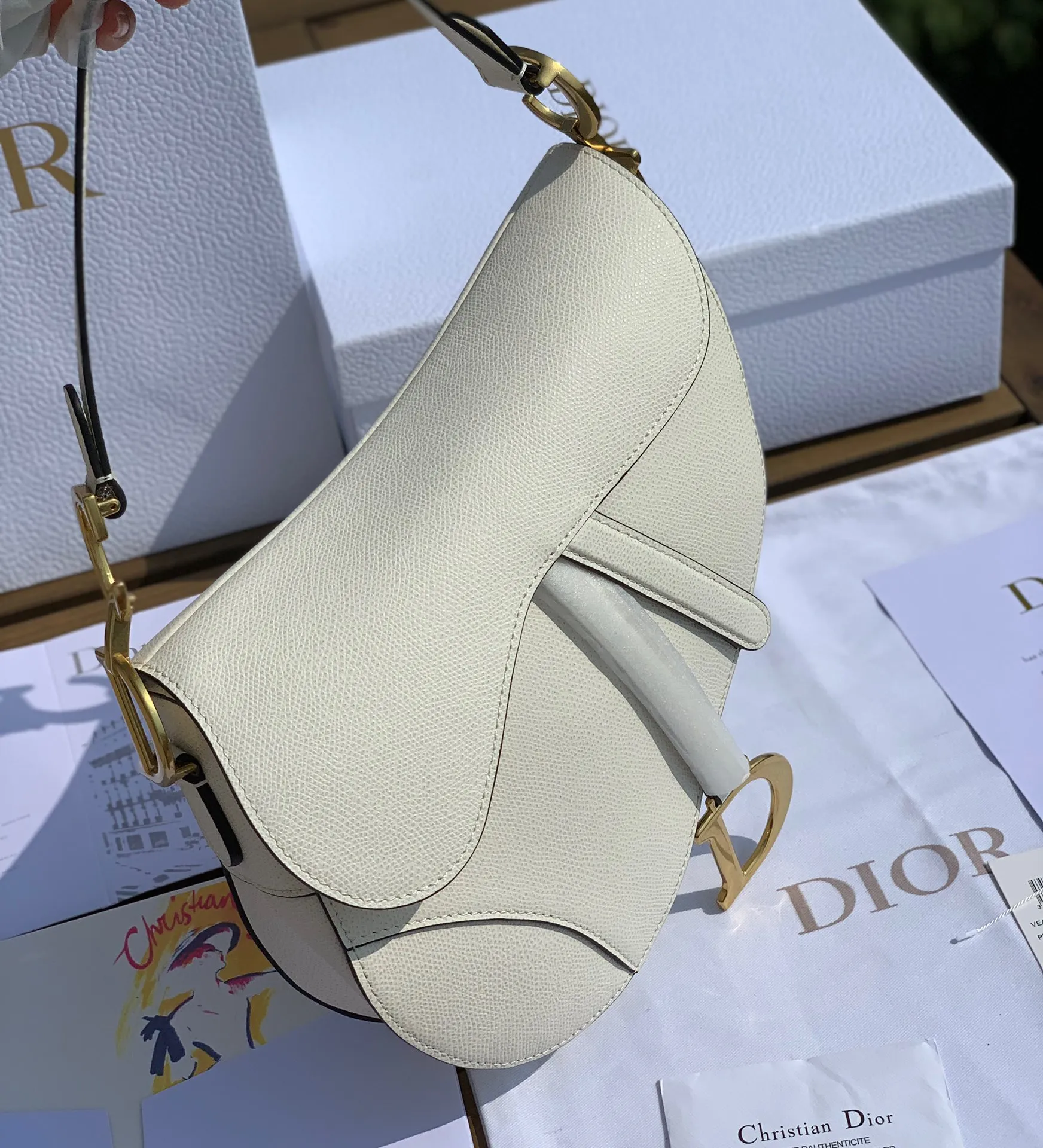 ❗️❗️❗️Free shipping with SF Express for year-end events❗️❗️❗️💰1700 Size 25.5-20-6.5cm Overseas channel, Dior The all-leather saddle bag is a timeless classic. The unique shape is eye-catching. The white is not very bright white, but has a milkshake white feel. It has a gentle temperament. It is 100% made of imported pebbled grain calfskin. It is easier to maintain the silhouette than the smooth leather surface previously released. The leather is soft and delicate, with clear grain lines, good gloss, and durability and wear resistance. I feel that this bag will explode every time it is shipped. 🔥