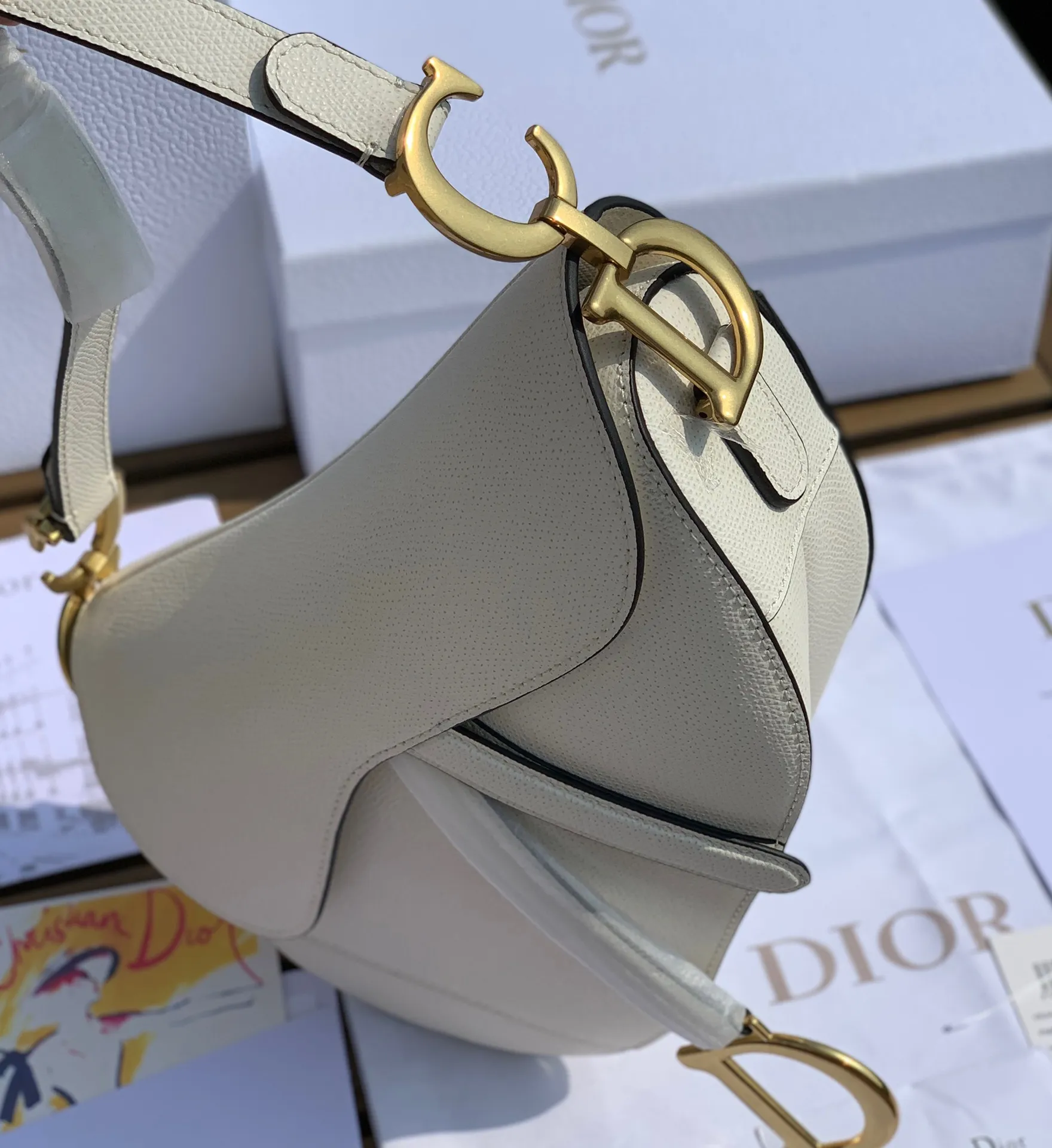 ❗️❗️❗️Free shipping with SF Express for year-end events❗️❗️❗️💰1700 Size 25.5-20-6.5cm Overseas channel, Dior The all-leather saddle bag is a timeless classic. The unique shape is eye-catching. The white is not very bright white, but has a milkshake white feel. It has a gentle temperament. It is 100% made of imported pebbled grain calfskin. It is easier to maintain the silhouette than the smooth leather surface previously released. The leather is soft and delicate, with clear grain lines, good gloss, and durability and wear resistance. I feel that this bag will explode every time it is shipped. 🔥