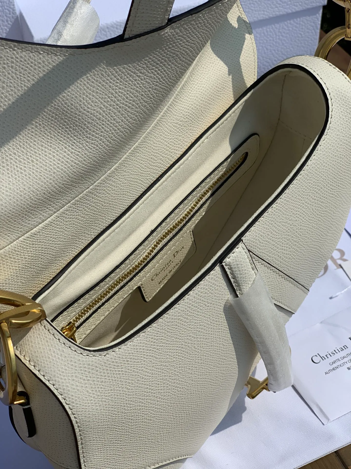 ❗️❗️❗️Free shipping with SF Express for year-end events❗️❗️❗️💰1700 Size 25.5-20-6.5cm Overseas channel, Dior The all-leather saddle bag is a timeless classic. The unique shape is eye-catching. The white is not very bright white, but has a milkshake white feel. It has a gentle temperament. It is 100% made of imported pebbled grain calfskin. It is easier to maintain the silhouette than the smooth leather surface previously released. The leather is soft and delicate, with clear grain lines, good gloss, and durability and wear resistance. I feel that this bag will explode every time it is shipped. 🔥