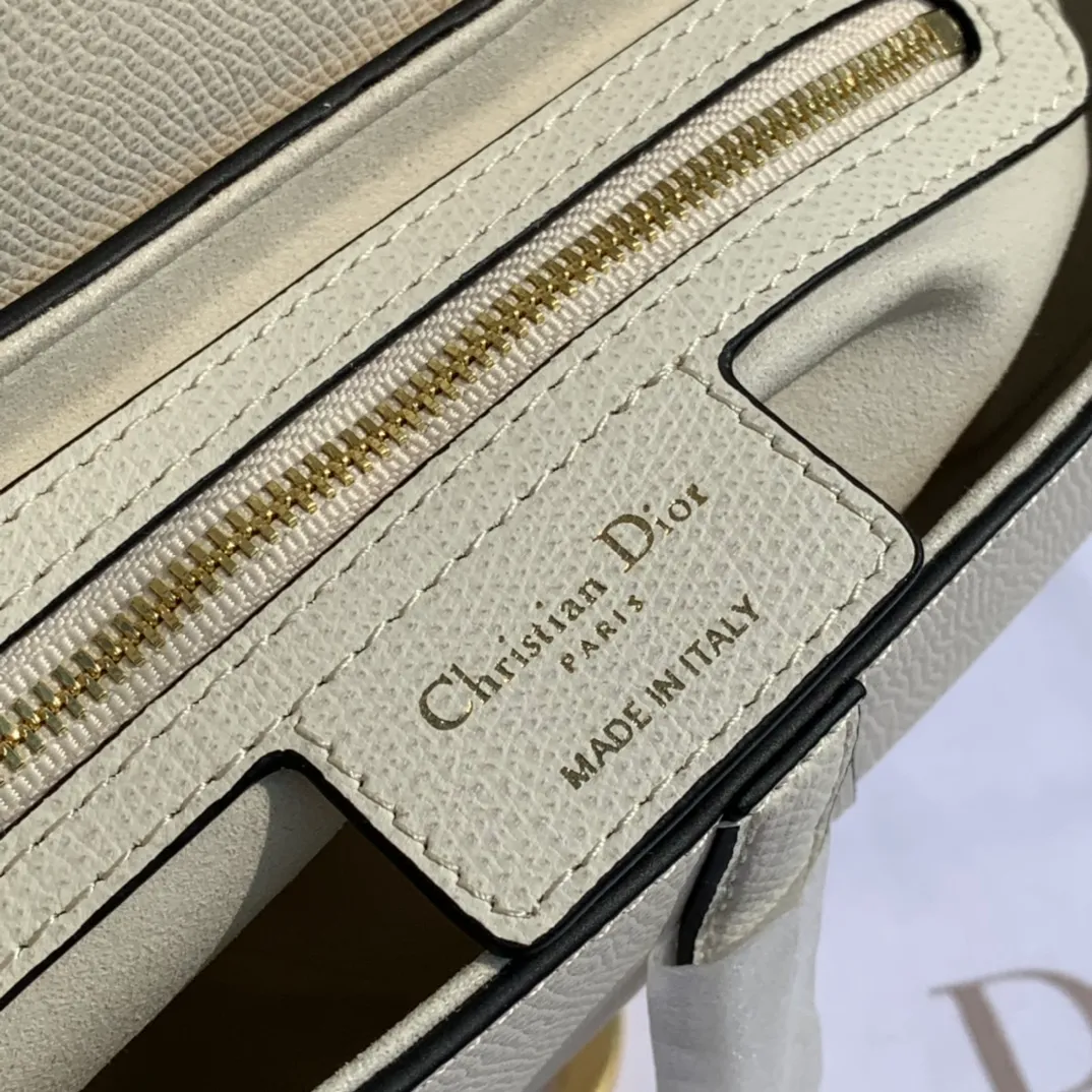 ❗️❗️❗️Free shipping with SF Express for year-end events❗️❗️❗️💰1700 Size 25.5-20-6.5cm Overseas channel, Dior The all-leather saddle bag is a timeless classic. The unique shape is eye-catching. The white is not very bright white, but has a milkshake white feel. It has a gentle temperament. It is 100% made of imported pebbled grain calfskin. It is easier to maintain the silhouette than the smooth leather surface previously released. The leather is soft and delicate, with clear grain lines, good gloss, and durability and wear resistance. I feel that this bag will explode every time it is shipped. 🔥