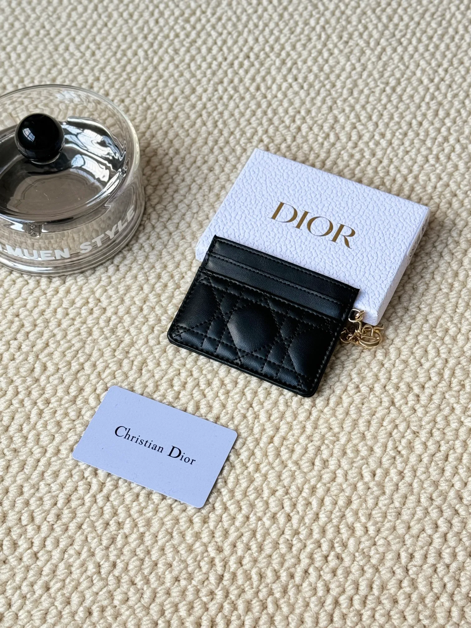 💰110LadyDior Sheepskin No.: S0974OVRB M81B T Lady Dior five-compartment card holder Product description: The color is as shown in the picture. This Lady Dior five-compartment card holder is new this season, elegant and practical. Crafted from cloudy blue patent cow leather, decorated with cannage pattern topstitching and embellished with a removable D.I.O.R. charm. Elegant and sophisticated, it has five card slots, suitable for various occasions, and can be combined with other Lady Dior