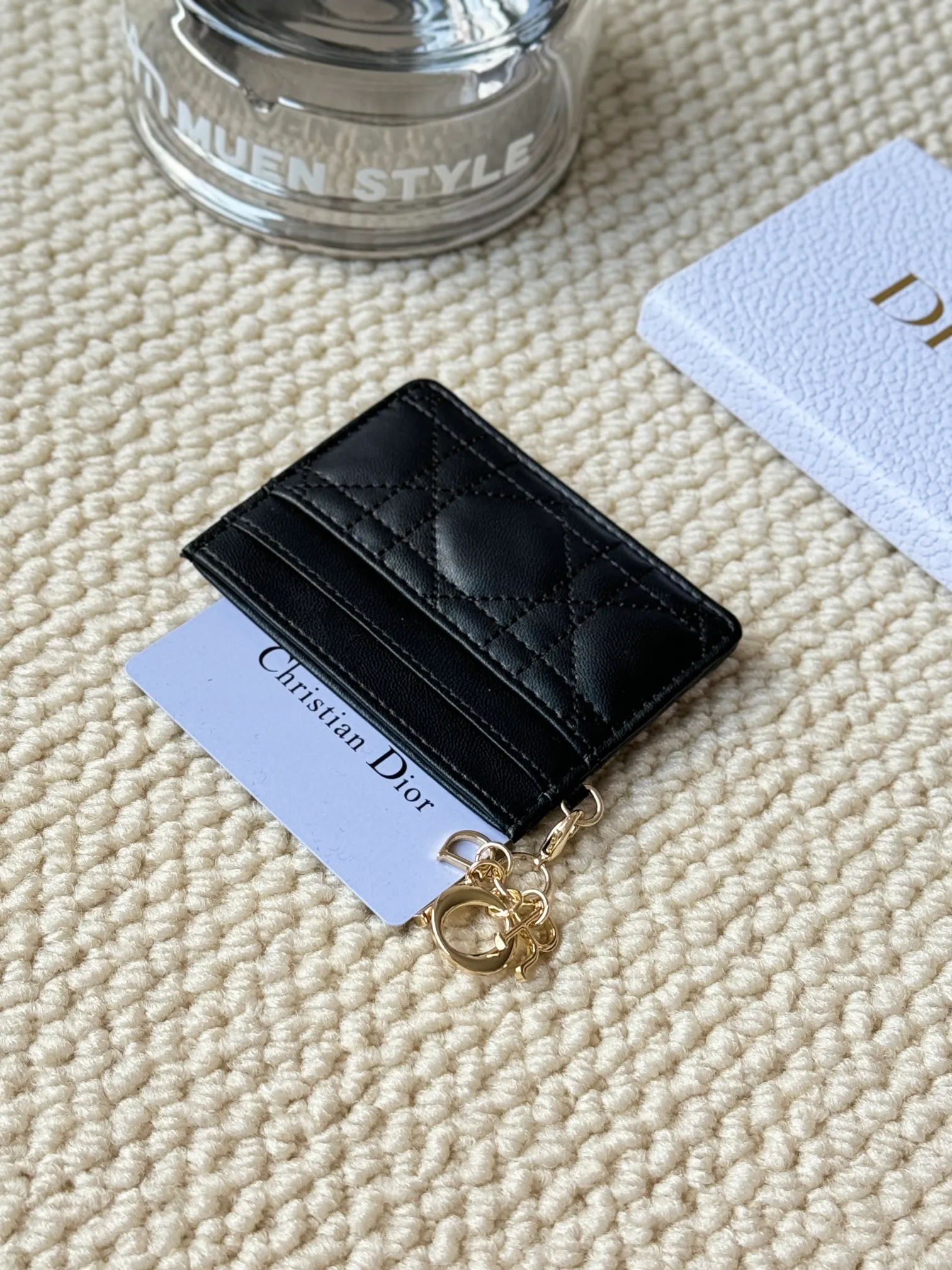 💰110LadyDior Sheepskin No.: S0974OVRB M81B T Lady Dior five-compartment card holder Product description: The color is as shown in the picture. This Lady Dior five-compartment card holder is new this season, elegant and practical. Crafted from cloudy blue patent cow leather, decorated with cannage pattern topstitching and embellished with a removable D.I.O.R. charm. Elegant and sophisticated, it has five card slots, suitable for various occasions, and can be combined with other Lady Dior