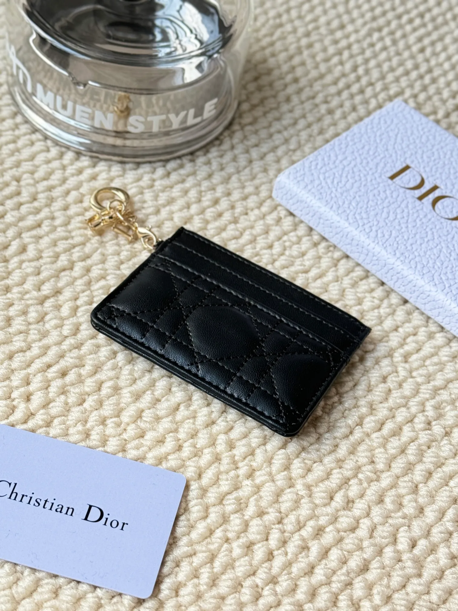 💰110LadyDior Sheepskin No.: S0974OVRB M81B T Lady Dior five-compartment card holder Product description: The color is as shown in the picture. This Lady Dior five-compartment card holder is new this season, elegant and practical. Crafted from cloudy blue patent cow leather, decorated with cannage pattern topstitching and embellished with a removable D.I.O.R. charm. Elegant and sophisticated, it has five card slots, suitable for various occasions, and can be combined with other Lady Dior