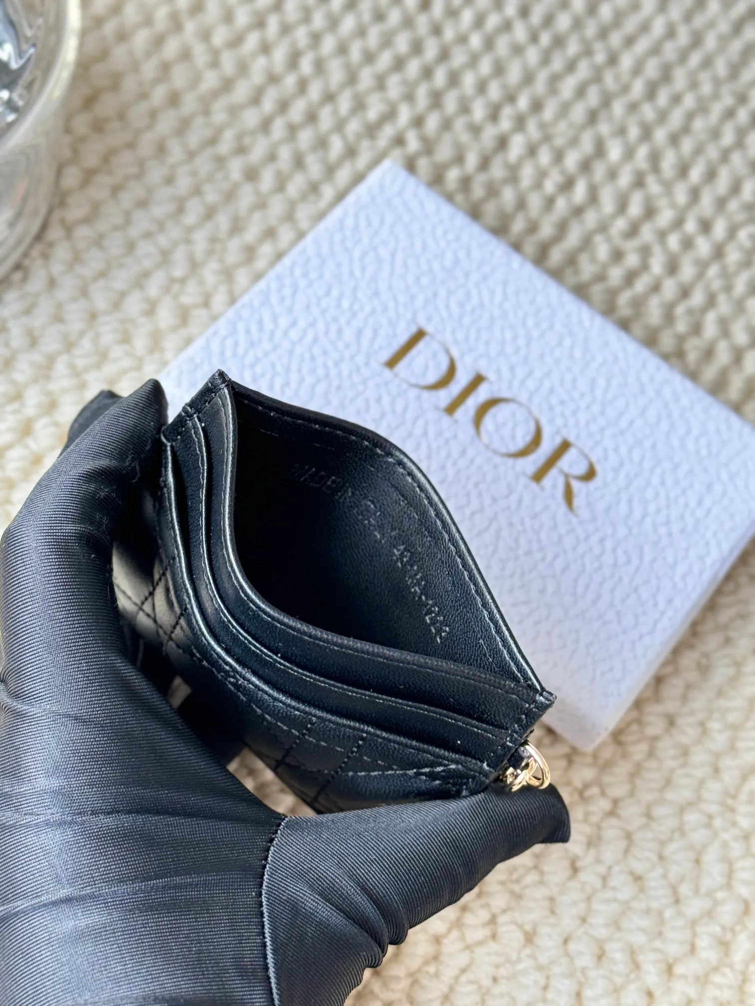 💰110LadyDior Sheepskin No.: S0974OVRB M81B T Lady Dior five-compartment card holder Product description: The color is as shown in the picture. This Lady Dior five-compartment card holder is new this season, elegant and practical. Crafted from cloudy blue patent cow leather, decorated with cannage pattern topstitching and embellished with a removable D.I.O.R. charm. Elegant and sophisticated, it has five card slots, suitable for various occasions, and can be combined with other Lady Dior