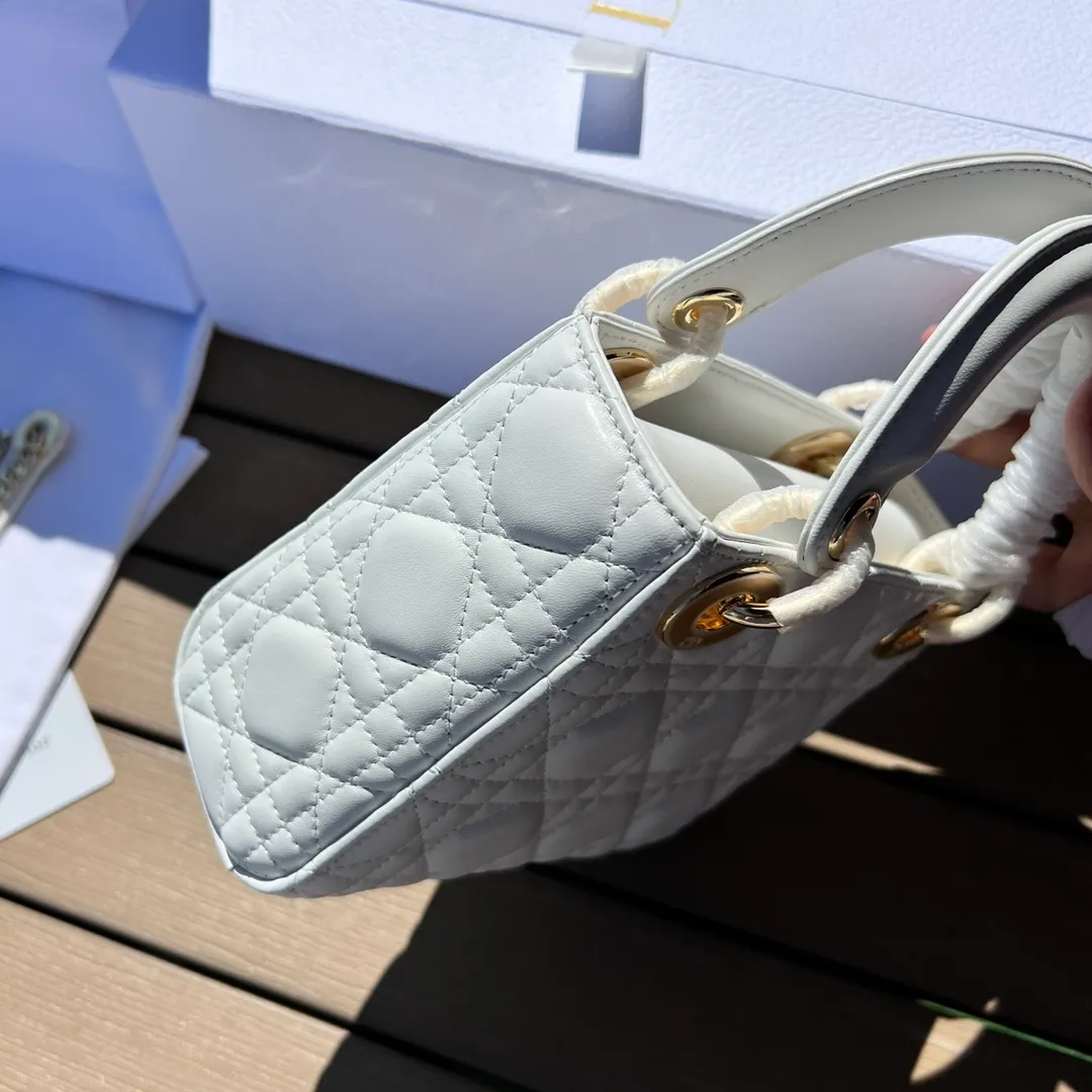 Top upgraded version💰1800 Size: 17×15×7cm Dior’s overseas channel resources are exclusively for Princess Diana❗️This 3-compartment Lady Dior handbag embodies Dior’s profound insight into elegance and beauty. Carefully crafted from sheepskin leather with eye-catching quilting details using cannage pattern topstitching, the elegant and classic design is timeless. Paired with the tone-on-tone enamel "D.I.O.R" charm, it adds a touch of agility to the delicate silhouette. Mini style with a detachable shoulder strap, it can be carried by hand, shoulder or cross-body, making it an ideal companion for evening wear.