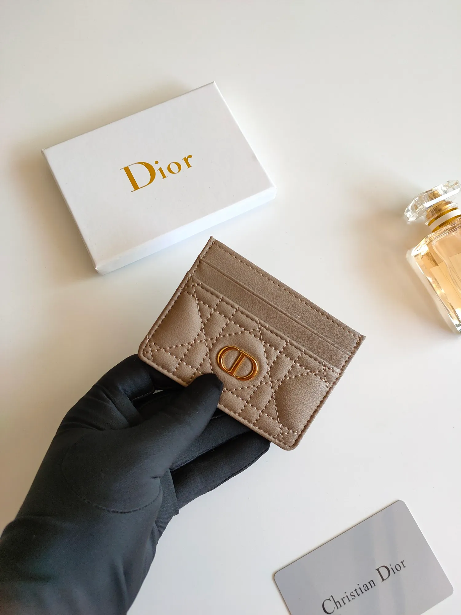￥110😍The Dior Caro five-compartment card holder is a new product this season, elegant and practical. Style number: S5130. Carefully crafted from soft cowhide, decorated with cannage pattern topstitching and embellished with the "CD" logo on the front. Elegant and sophisticated, it has five card slots and is suitable for various occasions. Size:10.5*7.5cm