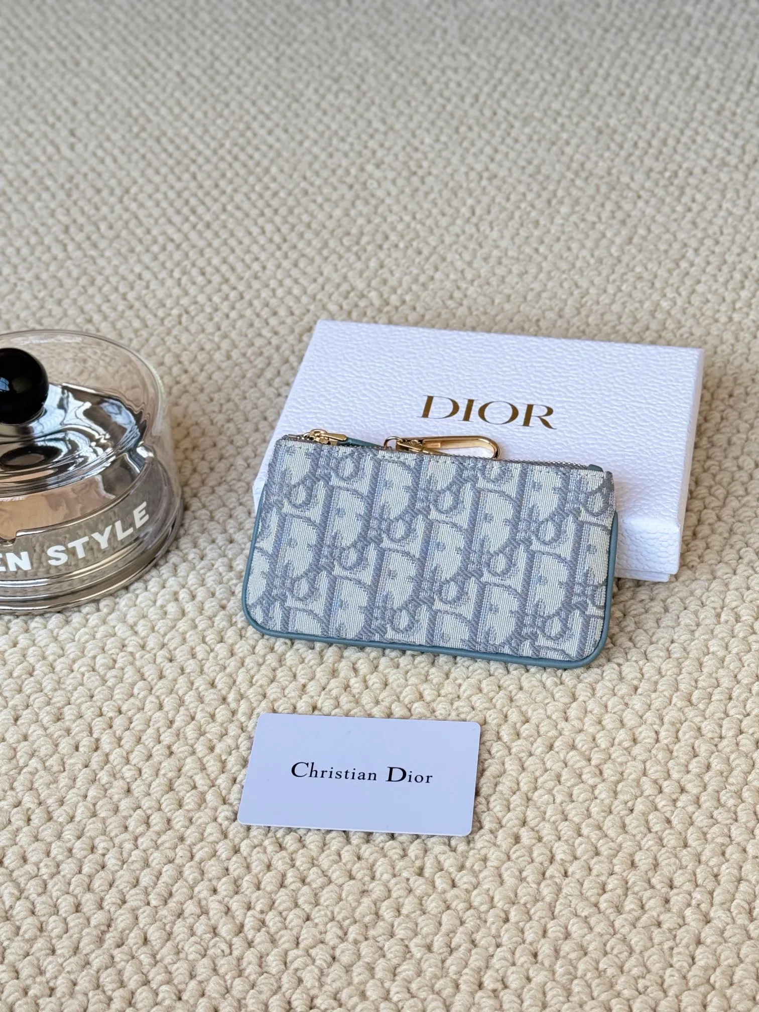 💰130 2024 Spring/Summer Coin Purse Key Bag Size: 14.5*7.6cm Model: S2177UWHC_M30G This Dior Caro card holder is elegant and practical. Made of soft CD fabric ➕cow leather, carefully crafted, elegant and refined. 30 Montaigne Glycine Coin Purse Key Case 🔑 Compact and practical, unique, it can store various daily necessities, suitable for various occasions, and can be matched with its 30Montaigne items. CD logo on front