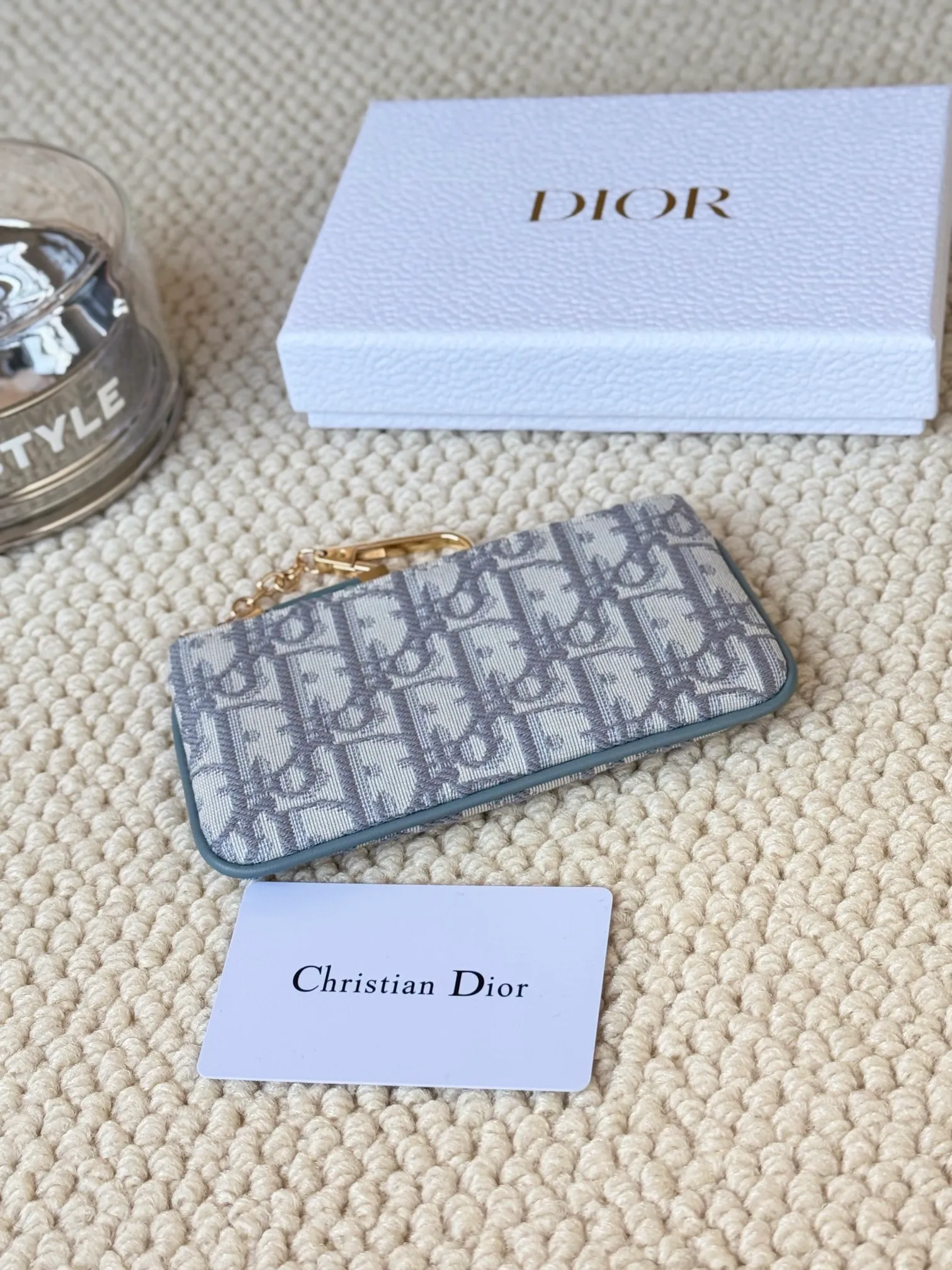 💰130 2024 Spring/Summer Coin Purse Key Bag Size: 14.5*7.6cm Model: S2177UWHC_M30G This Dior Caro card holder is elegant and practical. Made of soft CD fabric ➕cow leather, carefully crafted, elegant and refined. 30 Montaigne Glycine Coin Purse Key Case 🔑 Compact and practical, unique, it can store various daily necessities, suitable for various occasions, and can be matched with its 30Montaigne items. CD logo on front