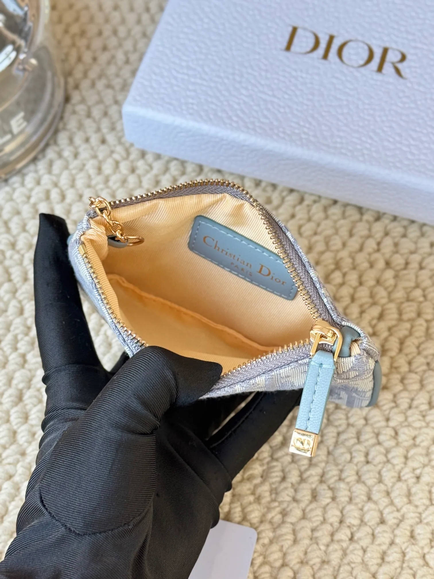 💰130 2024 Spring/Summer Coin Purse Key Bag Size: 14.5*7.6cm Model: S2177UWHC_M30G This Dior Caro card holder is elegant and practical. Made of soft CD fabric ➕cow leather, carefully crafted, elegant and refined. 30 Montaigne Glycine Coin Purse Key Case 🔑 Compact and practical, unique, it can store various daily necessities, suitable for various occasions, and can be matched with its 30Montaigne items. CD logo on front