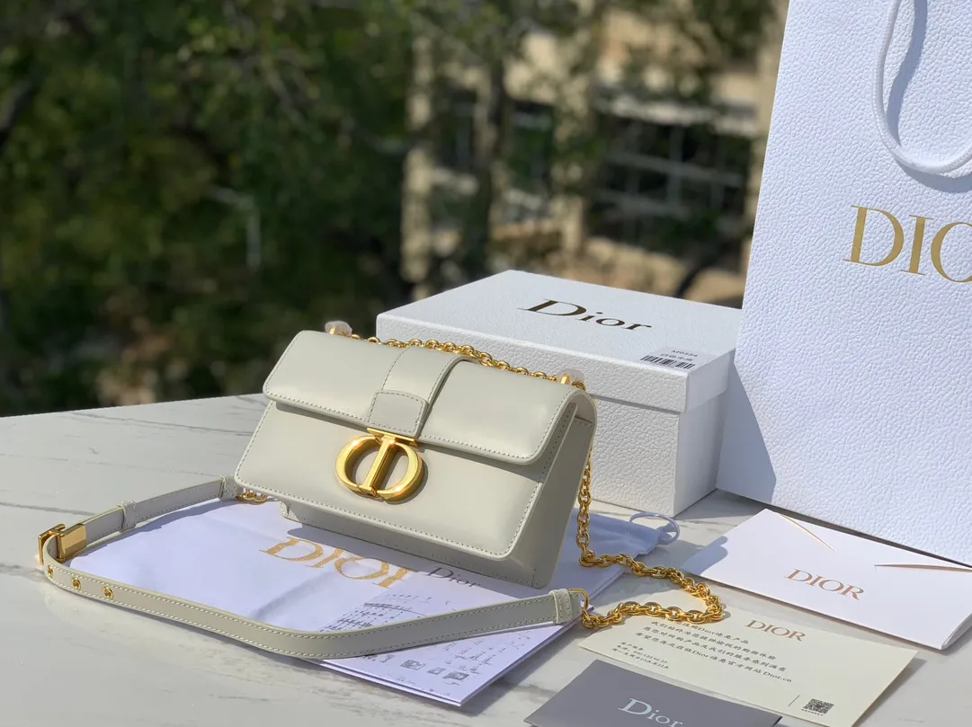 Top upgraded version 💰1900 Size 21.5✖️12✖️6cm This time, a new size small is launched, attracting much attention! 23New Dior 30 Montaigne East-West All-leather chain bag, channeled by a Hong Kong trading company. The large "CD" hardware logo on the front is highly recognizable. The three-dimensional "30Montaigne" embossed imported calfskin on the back is textured. The chain is a retro CD ring buckle. It is classic and high-end. It is suitable for formal occasions or casual wear. It is elegant and durable. The small pocket design on the back is very considerate. The perfect details are comparable to brick cabinets. It is super awesome. How can you fairies not love it‼ ️
