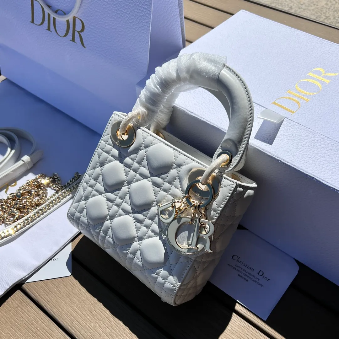 ❗️❗️❗️Free shipping with SF Express for year-end events❗️❗️❗️💰1800 Size: 17×15×7cm Dior’s overseas channel resources are specially provided for Princess Diana❗️This 3-compartment Lady Dior handbag embodies Dior’s profound insight into elegance and beauty. Carefully crafted from sheepskin leather with eye-catching quilting details using cannage pattern topstitching, the elegant and classic design is timeless. Paired with the tone-on-tone enamel "D.I.O.R" charm, it adds a touch of agility to the delicate silhouette. Mini style with a detachable shoulder strap, it can be carried by hand, shoulder or cross-body, making it an ideal companion for evening wear.