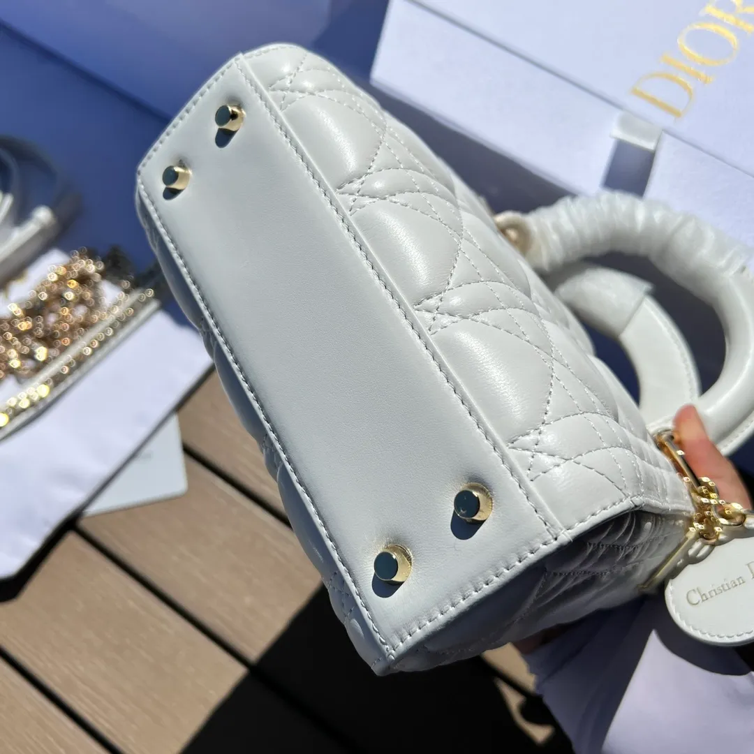 ❗️❗️❗️Free shipping with SF Express for year-end events❗️❗️❗️💰1800 Size: 17×15×7cm Dior’s overseas channel resources are specially provided for Princess Diana❗️This 3-compartment Lady Dior handbag embodies Dior’s profound insight into elegance and beauty. Carefully crafted from sheepskin leather with eye-catching quilting details using cannage pattern topstitching, the elegant and classic design is timeless. Paired with the tone-on-tone enamel "D.I.O.R" charm, it adds a touch of agility to the delicate silhouette. Mini style with a detachable shoulder strap, it can be carried by hand, shoulder or cross-body, making it an ideal companion for evening wear.
