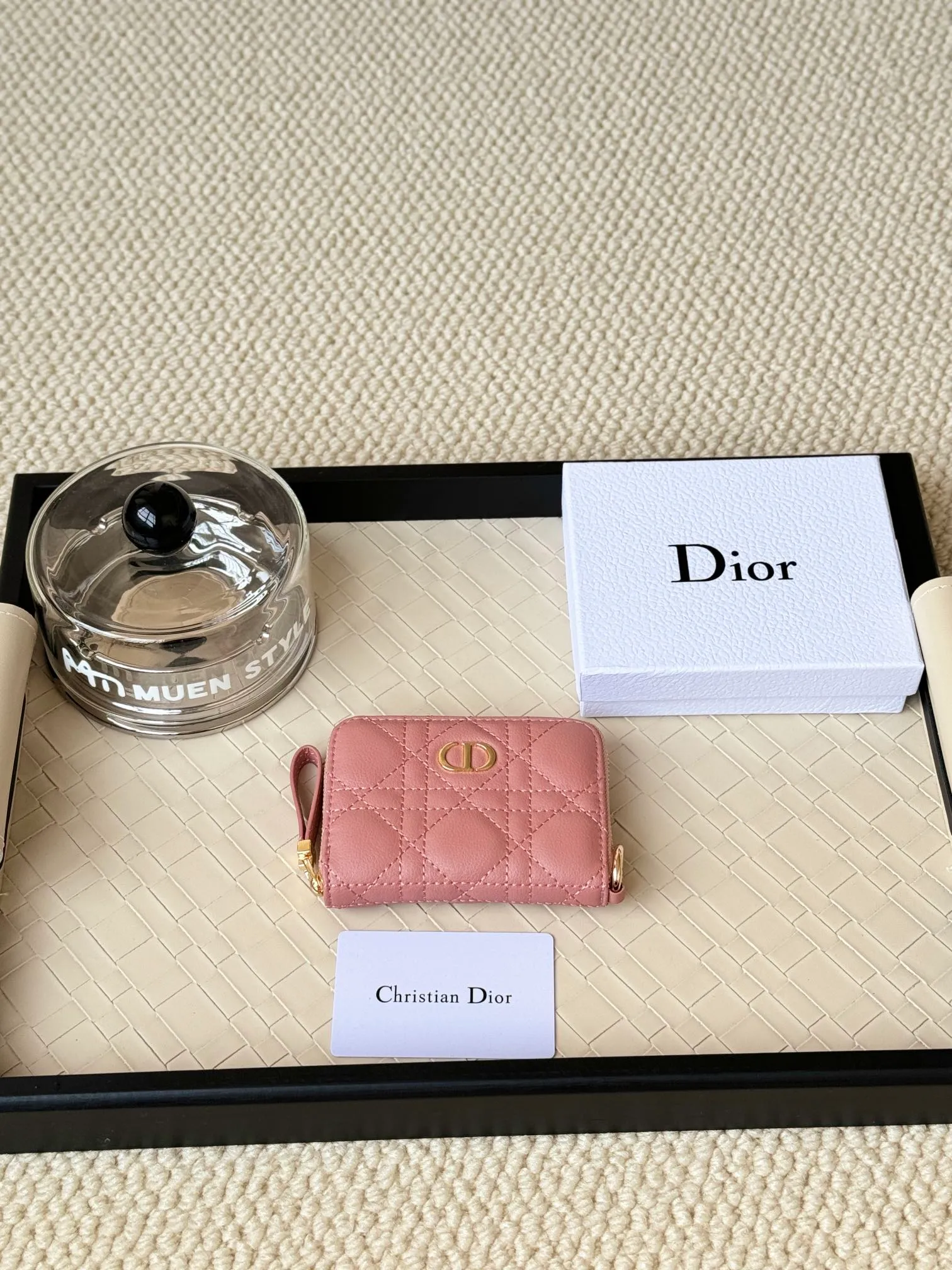 💰160 Dior New Caro Zippered Card Holder I love it. I originally wanted to buy a wallet, but I fell in love with this card holder. The size is just right and there are enough card slots. When Sydney is on lockdown and you can't go to the store, SA will send you photos and payment links. It's very convenient. I paid in the morning and received it in the afternoon. I think it looks better than the zipper card holder in C. The small metal ring next to the zipper is convenient for connecting the card holder to the bag and is not easy to lose. The calfskin material feels great. No.: S5034 Carol grain (size 9*11cm)