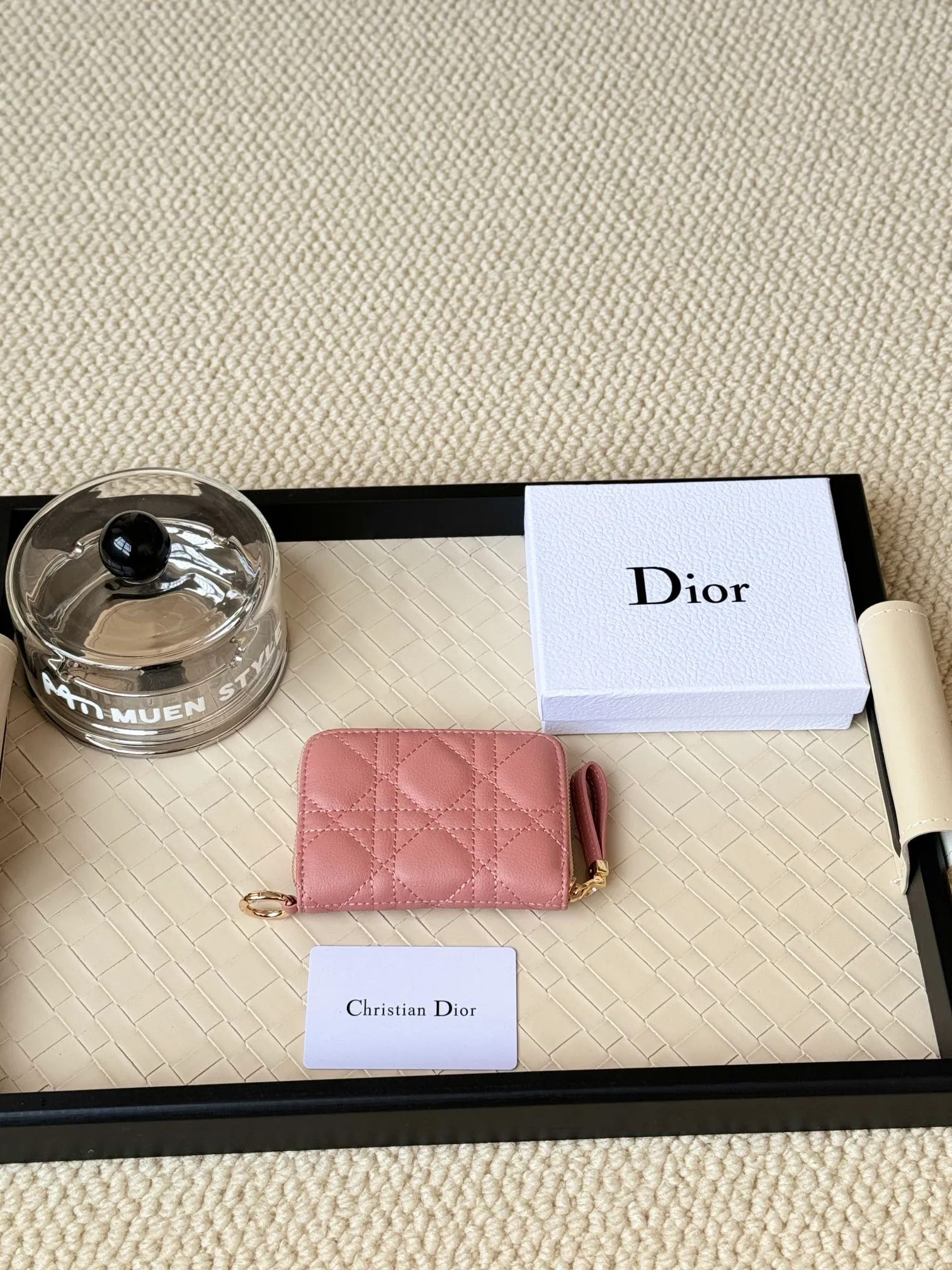 💰160 Dior New Caro Zippered Card Holder I love it. I originally wanted to buy a wallet, but I fell in love with this card holder. The size is just right and there are enough card slots. When Sydney is on lockdown and you can't go to the store, SA will send you photos and payment links. It's very convenient. I paid in the morning and received it in the afternoon. I think it looks better than the zipper card holder in C. The small metal ring next to the zipper is convenient for connecting the card holder to the bag and is not easy to lose. The calfskin material feels great. No.: S5034 Carol grain (size 9*11cm)
